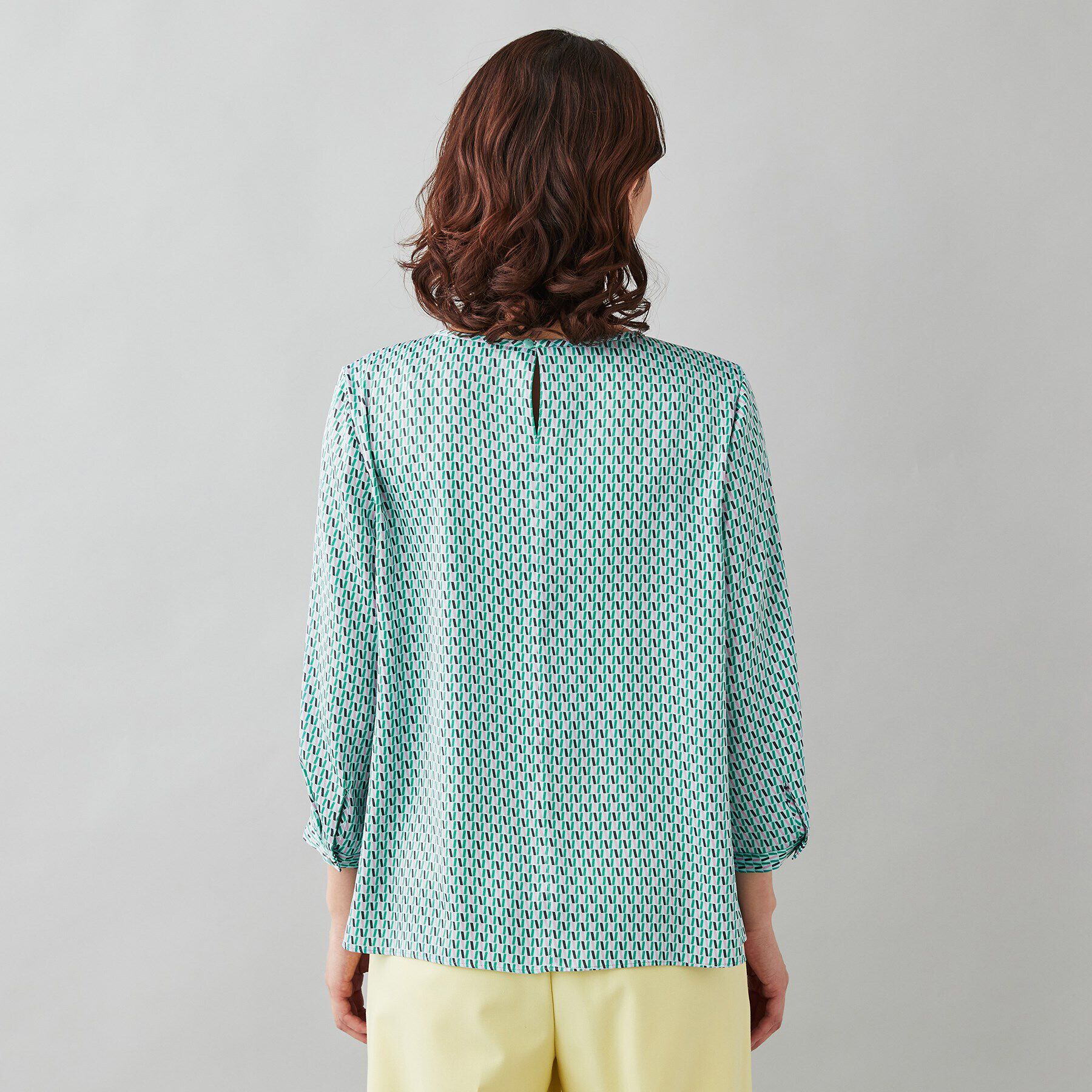 UNTITLED「【オフィスカジュアル】ジオメ柄＆無地 ラッフルブラウス」|シャツ・ブラウス|