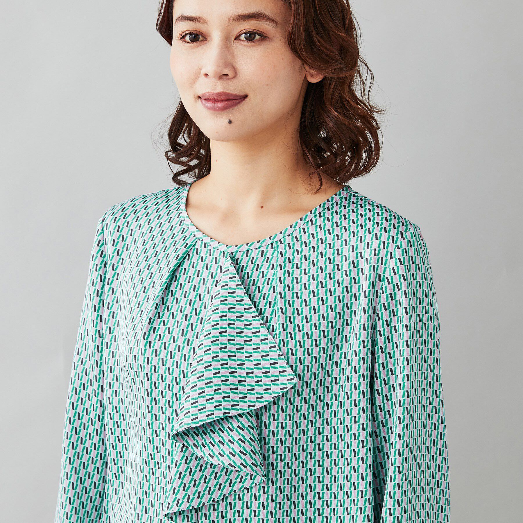 UNTITLED「【オフィスカジュアル】ジオメ柄＆無地 ラッフルブラウス」|シャツ・ブラウス|