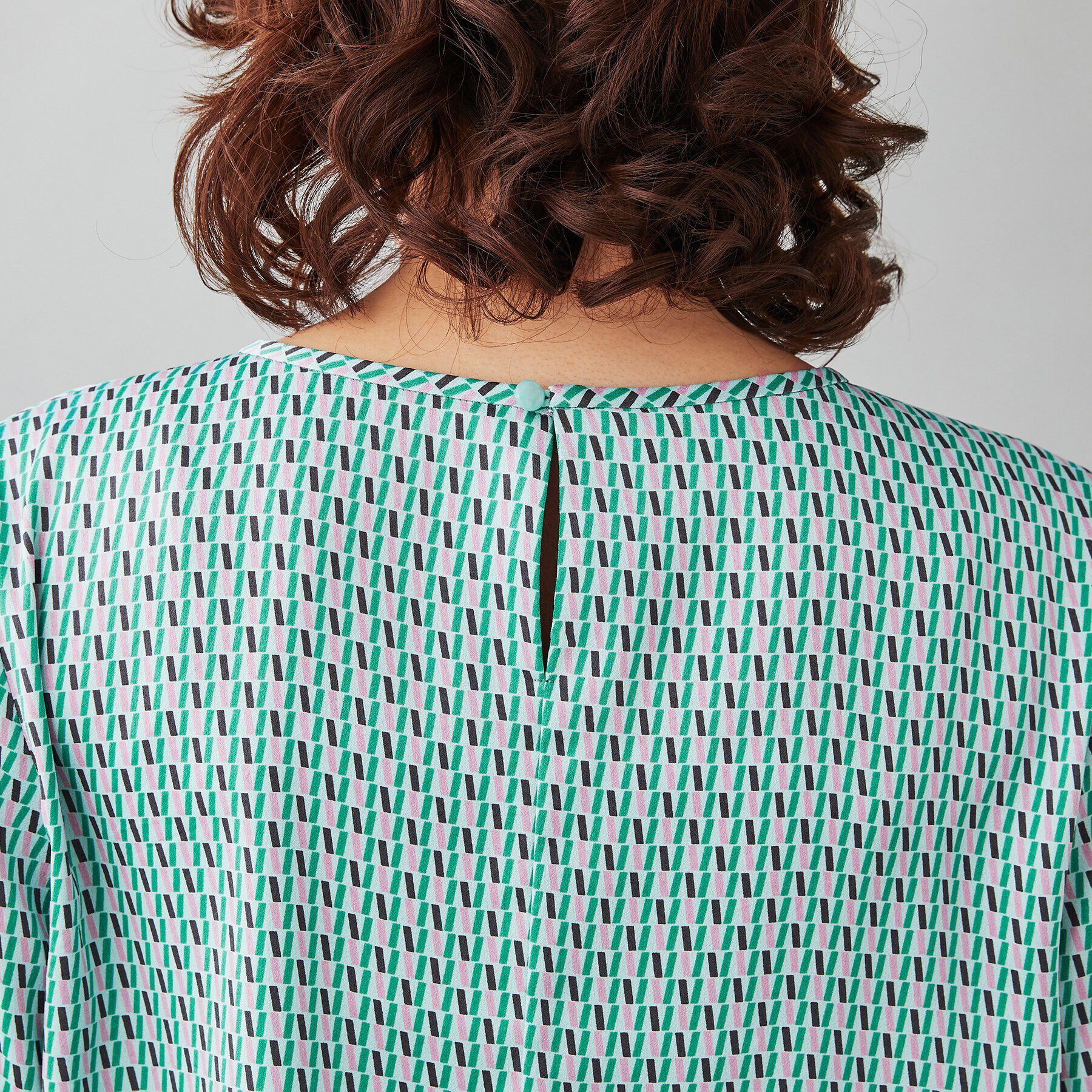 UNTITLED「【オフィスカジュアル】ジオメ柄＆無地 ラッフルブラウス」|シャツ・ブラウス|