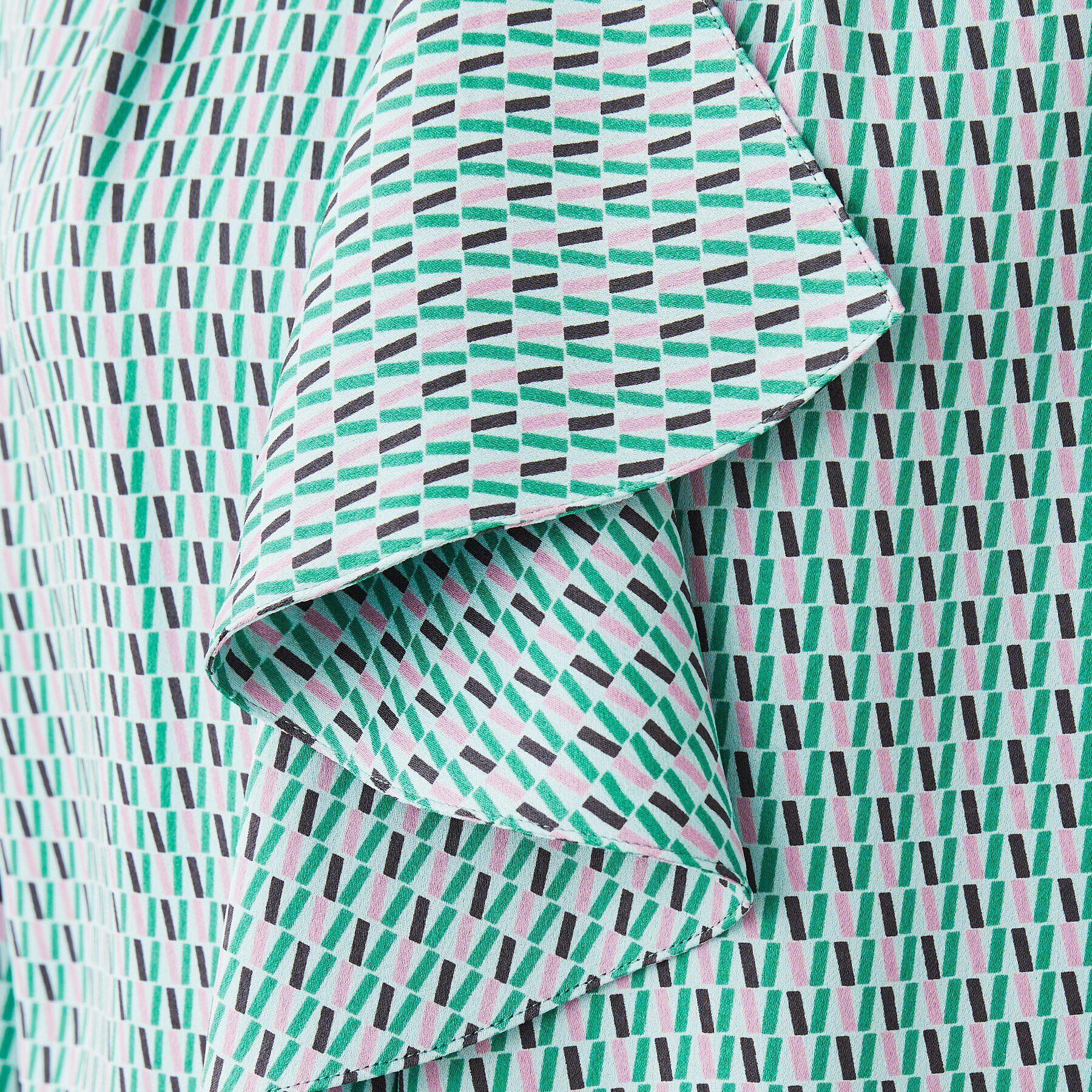 UNTITLED「【オフィスカジュアル】ジオメ柄＆無地 ラッフルブラウス」|シャツ・ブラウス|