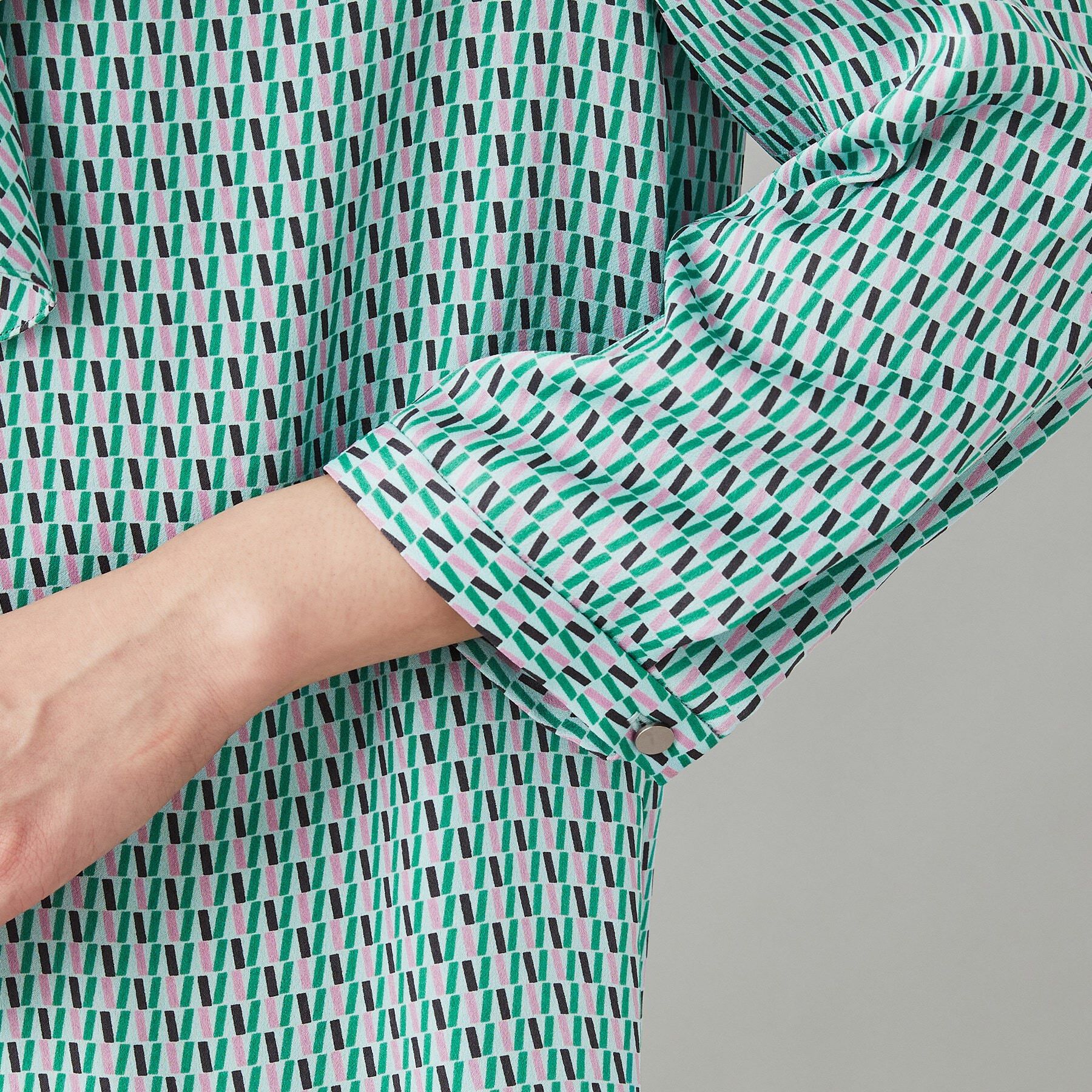 UNTITLED「【オフィスカジュアル】ジオメ柄＆無地 ラッフルブラウス」|シャツ・ブラウス|