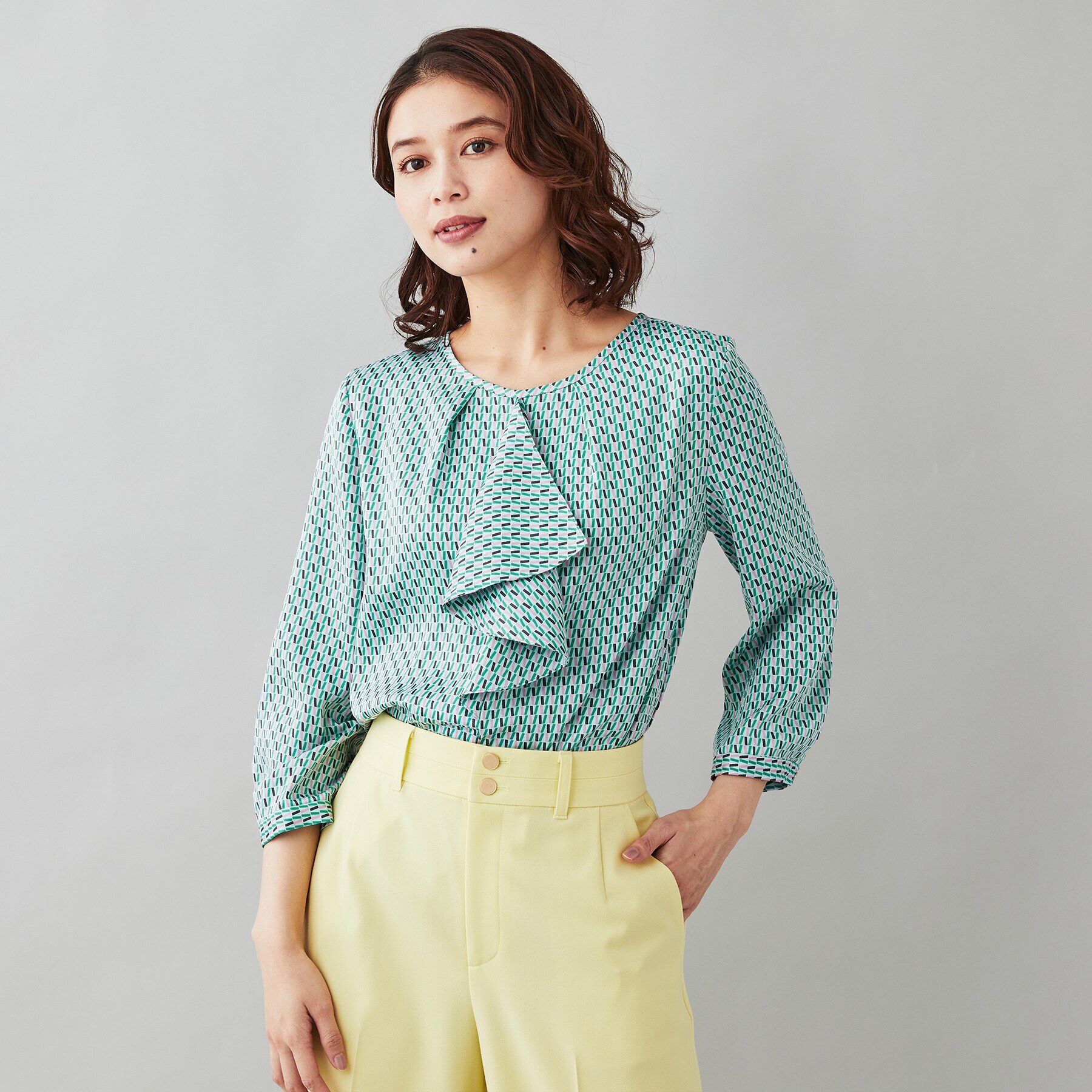UNTITLED「【オフィスカジュアル】ジオメ柄＆無地 ラッフルブラウス」|シャツ・ブラウス|グリーン(122)