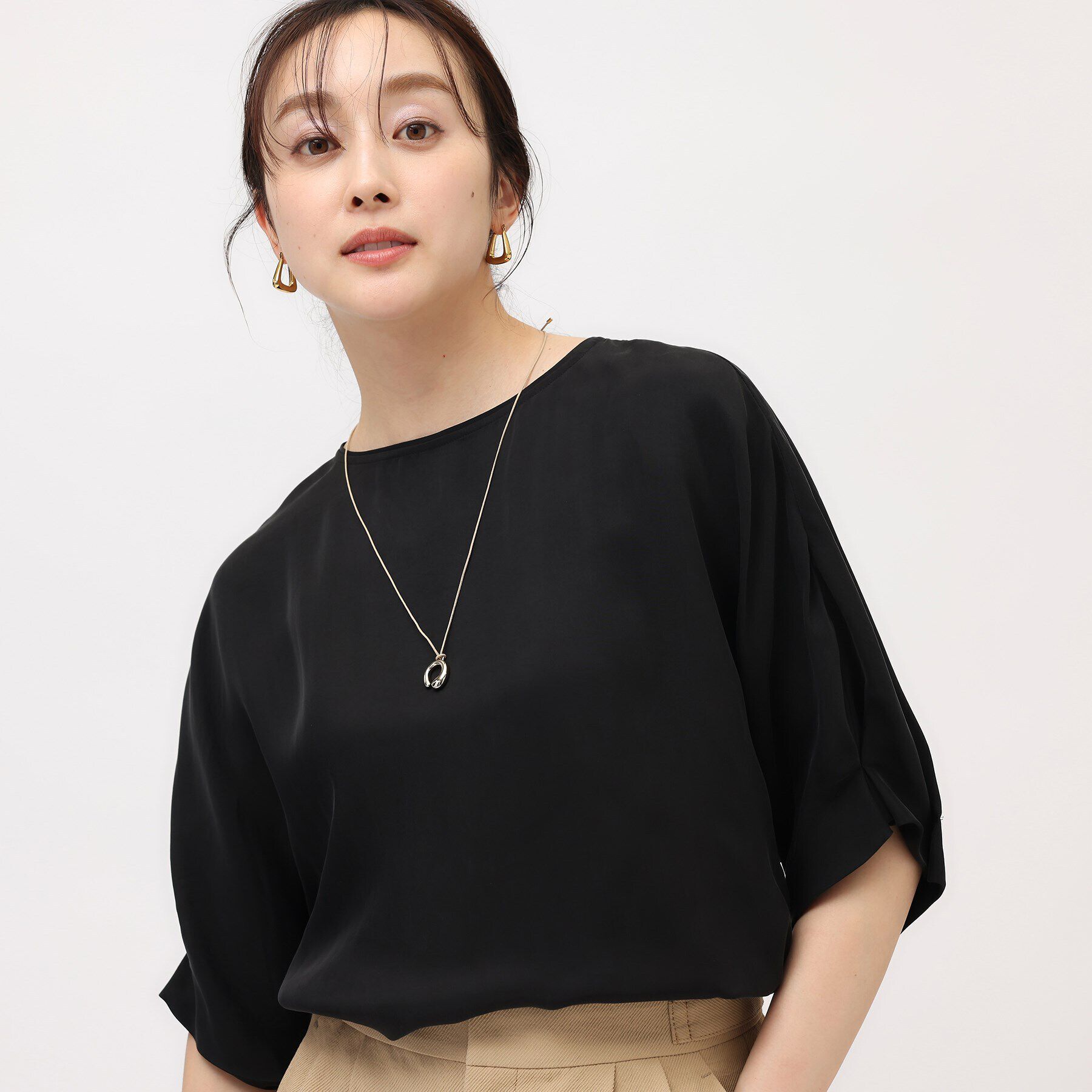 UNTITLED「【セットアップ可能/パウダータッチ】シルキーキュプラ 半袖ブラウス」|シャツ・ブラウス|ブラック(019)