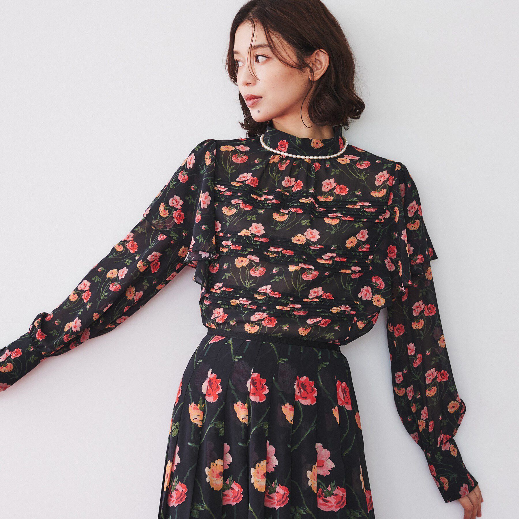 UNTITLED「【セットアップ可能/柄ブラウス】フラワーシフォンブラウス」|シャツ・ブラウス|ブラック(119)