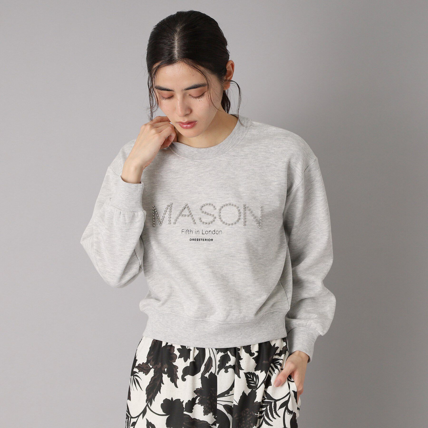 DRESSTERIOR「【洗える/ショート丈】メイソンスタッズロゴ裏毛プルオーバー」|パーカー|