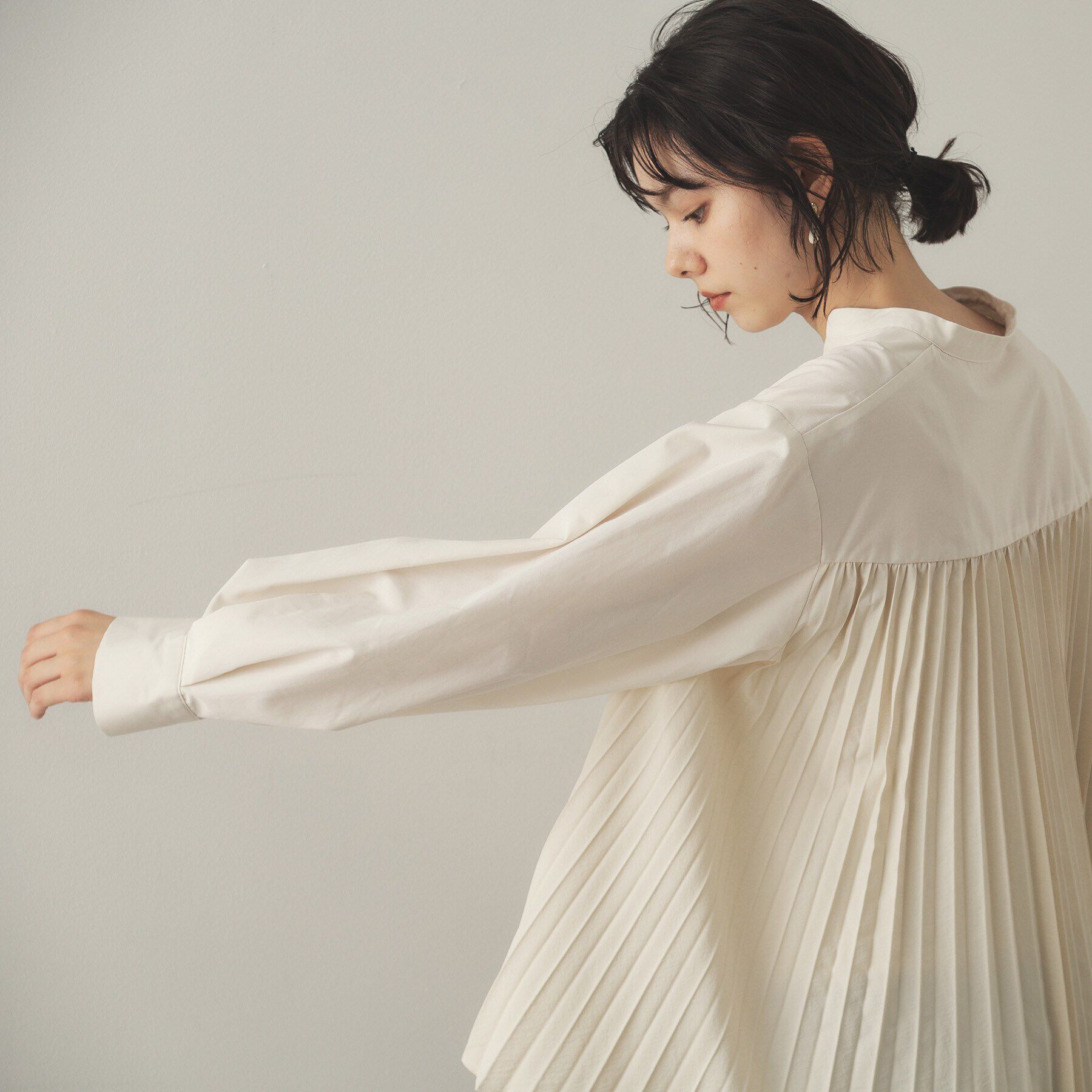 OPAQUE.CLIP「バックプリーツスキッパーシャツ【洗濯機洗い可】」|シャツ・ブラウス|