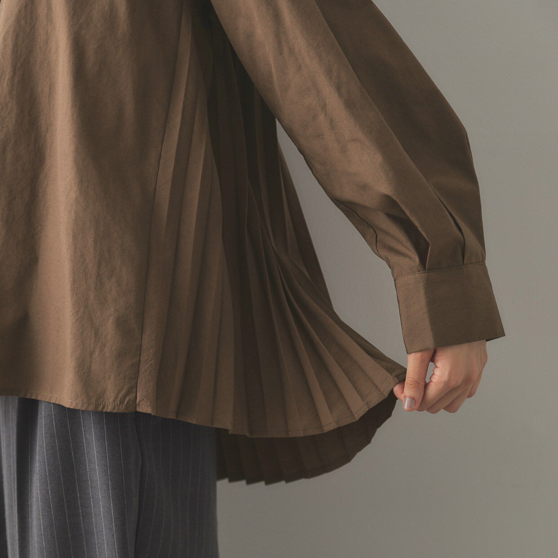 OPAQUE.CLIP「バックプリーツスキッパーシャツ【洗濯機洗い可】」|シャツ・ブラウス|