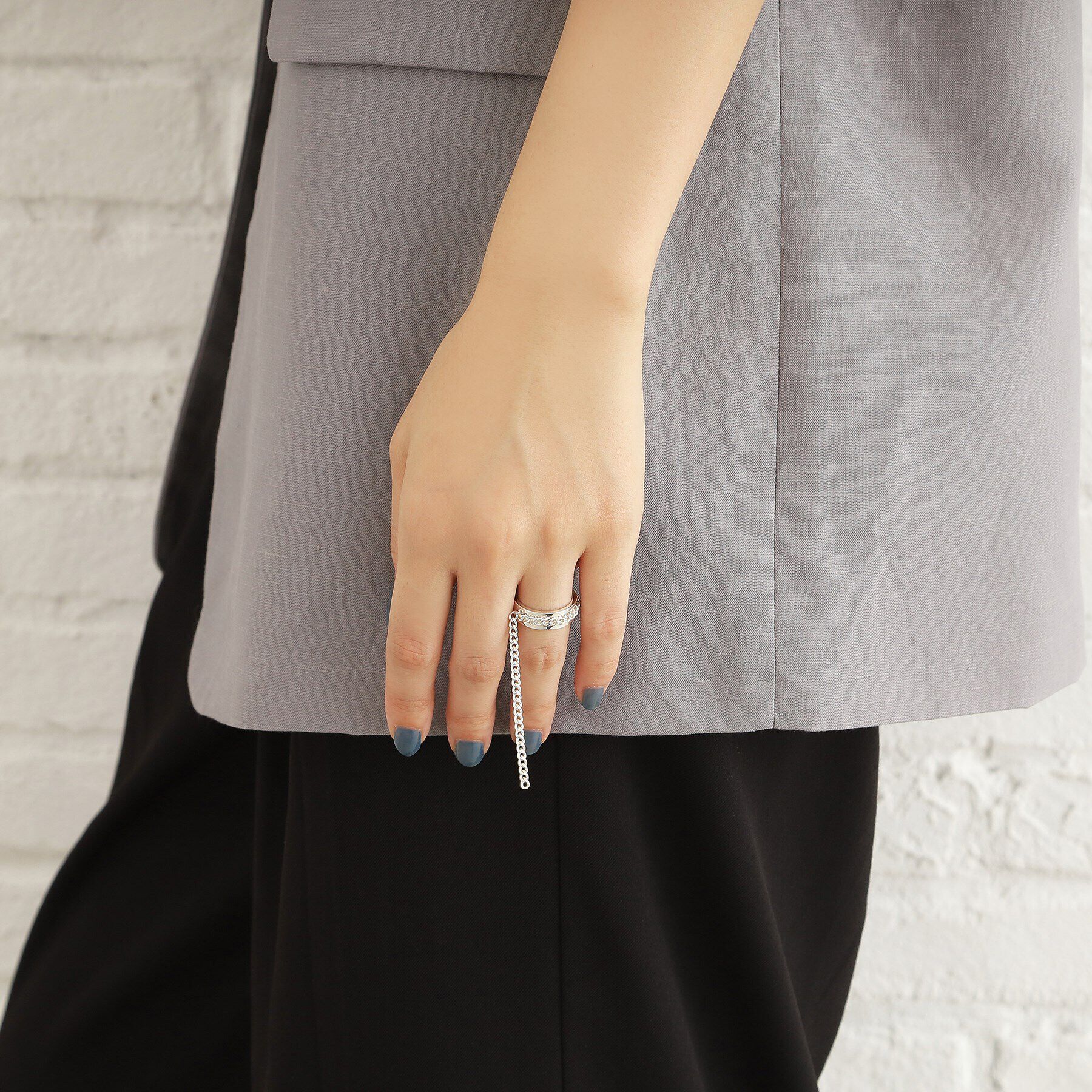 COCOSHNIK ONKITSCH「シルバー ハンギング カーブチェーンリング」|リング|