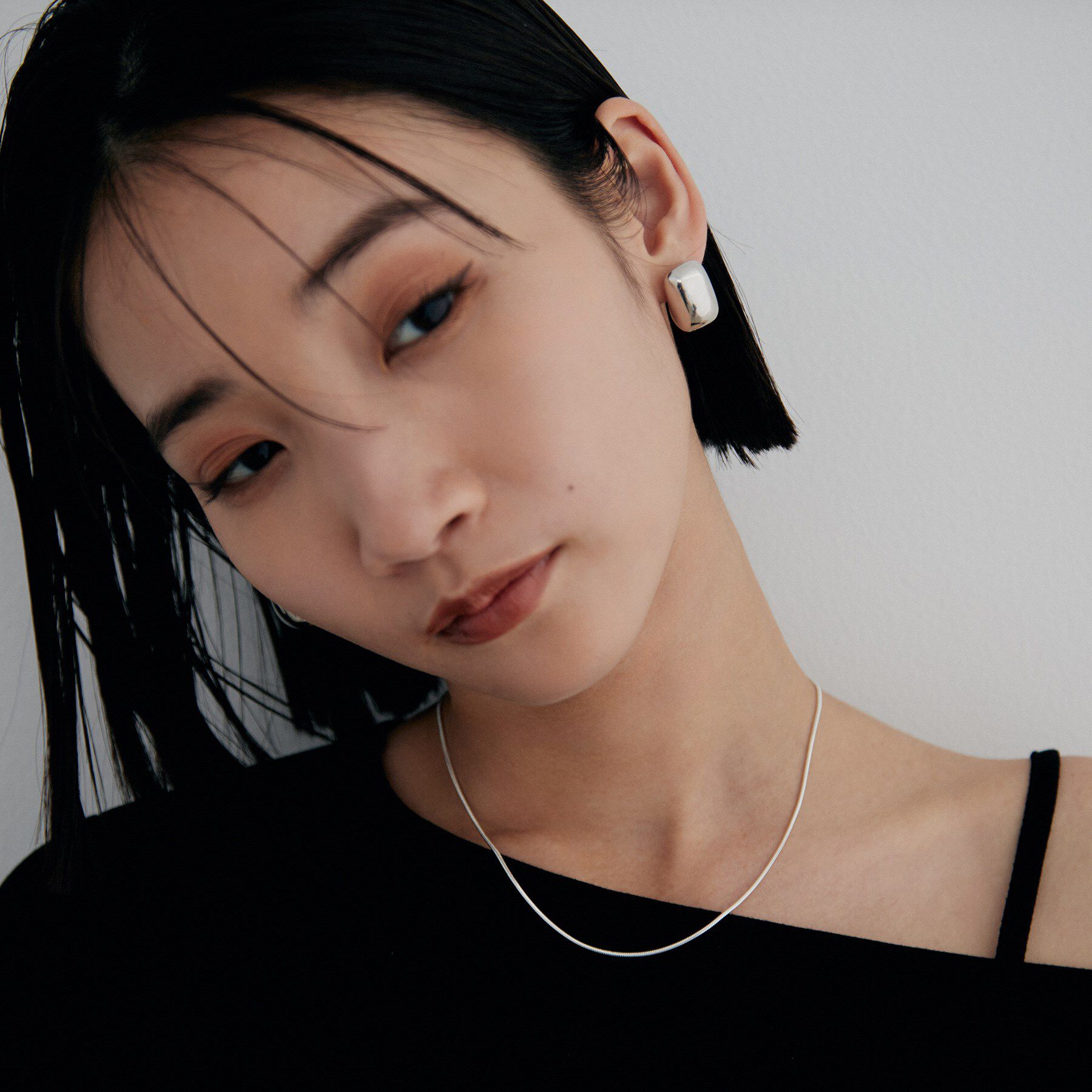 COCOSHNIK ONKITSCH「シルバー ホロウピアス ロングクッションシェイプ」|ピアス|