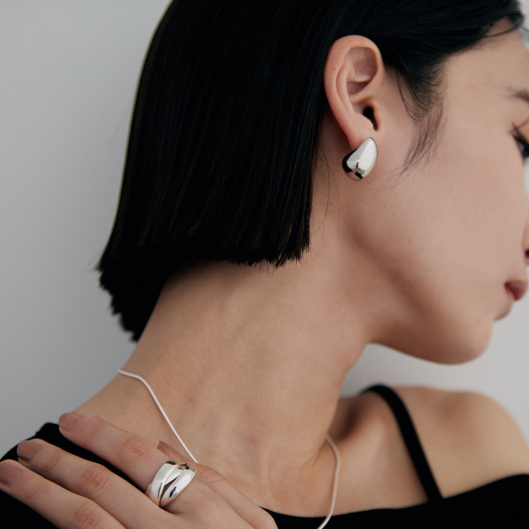 COCOSHNIK ONKITSCH「シルバー ホロウピアス ロングクッションシェイプ」|ピアス|