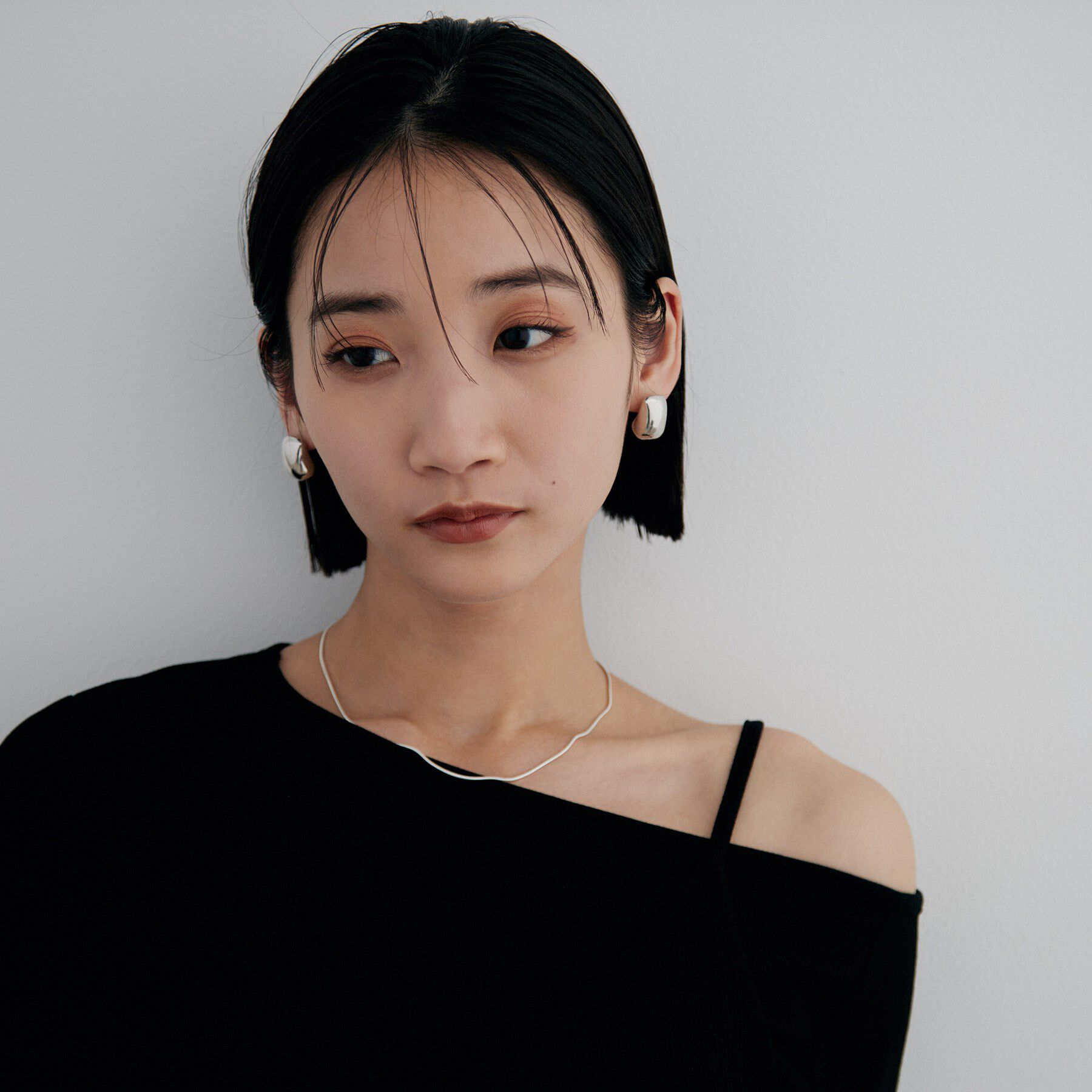 COCOSHNIK ONKITSCH「シルバー ホロウピアス ロングクッションシェイプ」|ピアス|