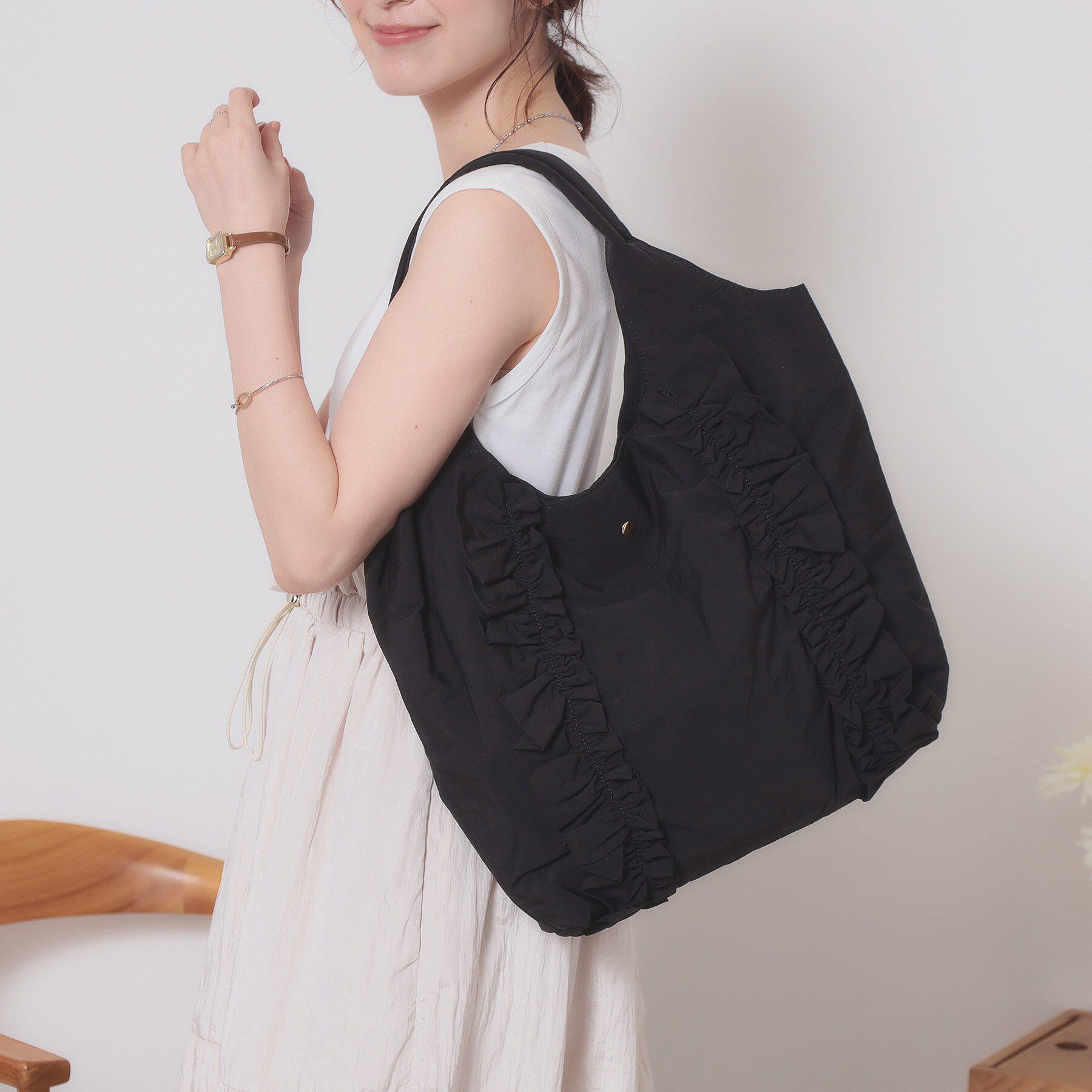 ITS&rsquo;DEMO「【A4対応】フリルラウンドトート」|トートバッグ|ブラック(019)