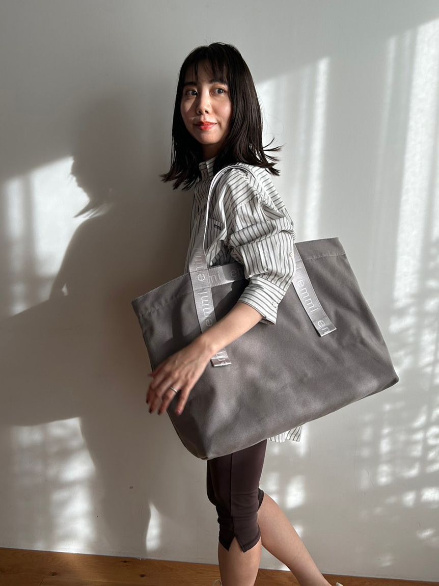 emmi atelier「【10th】【ONLINE限定カラー】emmiロゴビッグトートバッグ」|トートバッグ|GRY