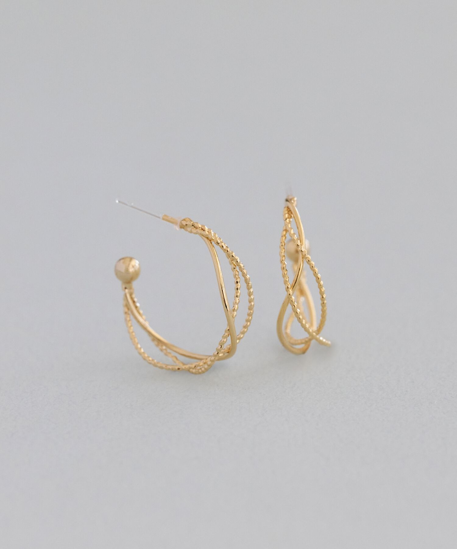 Phoebe「クロッシングトリニティーラインピアス ゴールド」|ピアス|