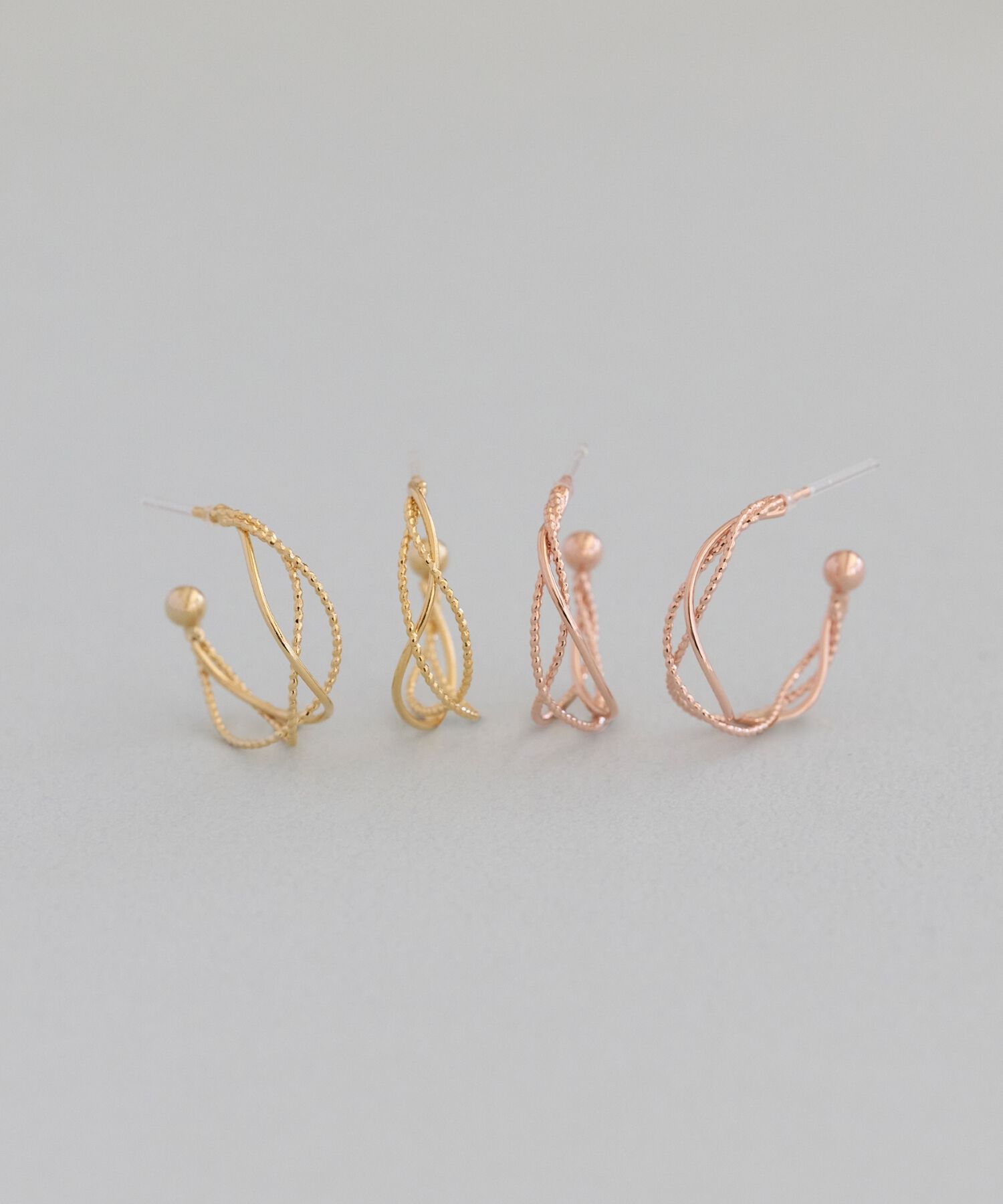 Phoebe「クロッシングトリニティーラインピアス ゴールド」|ピアス|