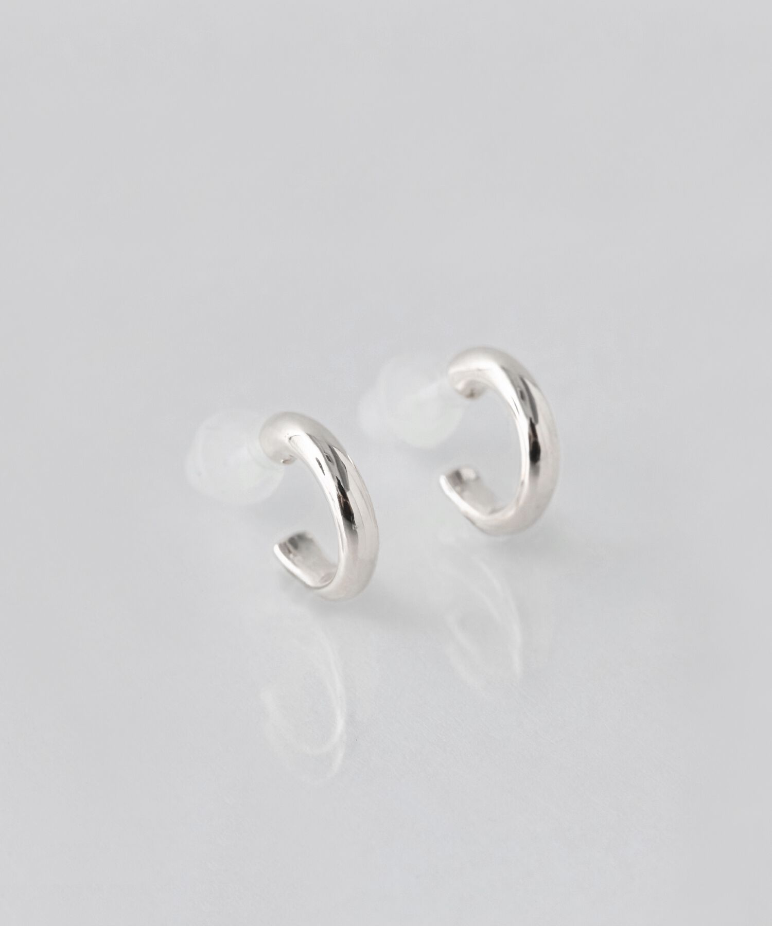 Phoebe「【金属アレルギー対応】シンプルフープスナップセラミックピアス　シルバー」|ピアス|