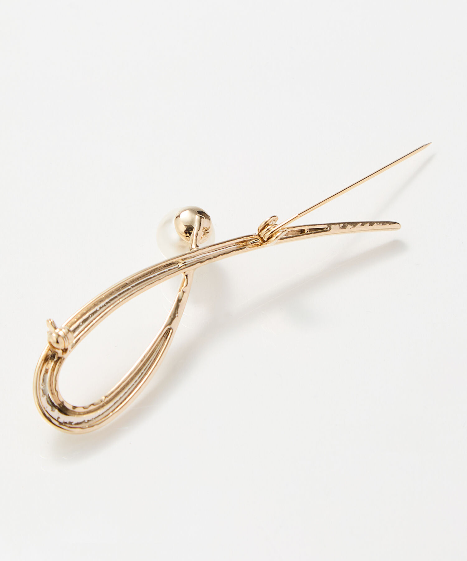 Phoebe「スタイリッシュクロスカーブパールブローチ　ゴールド」|ブローチ・コサージュ|