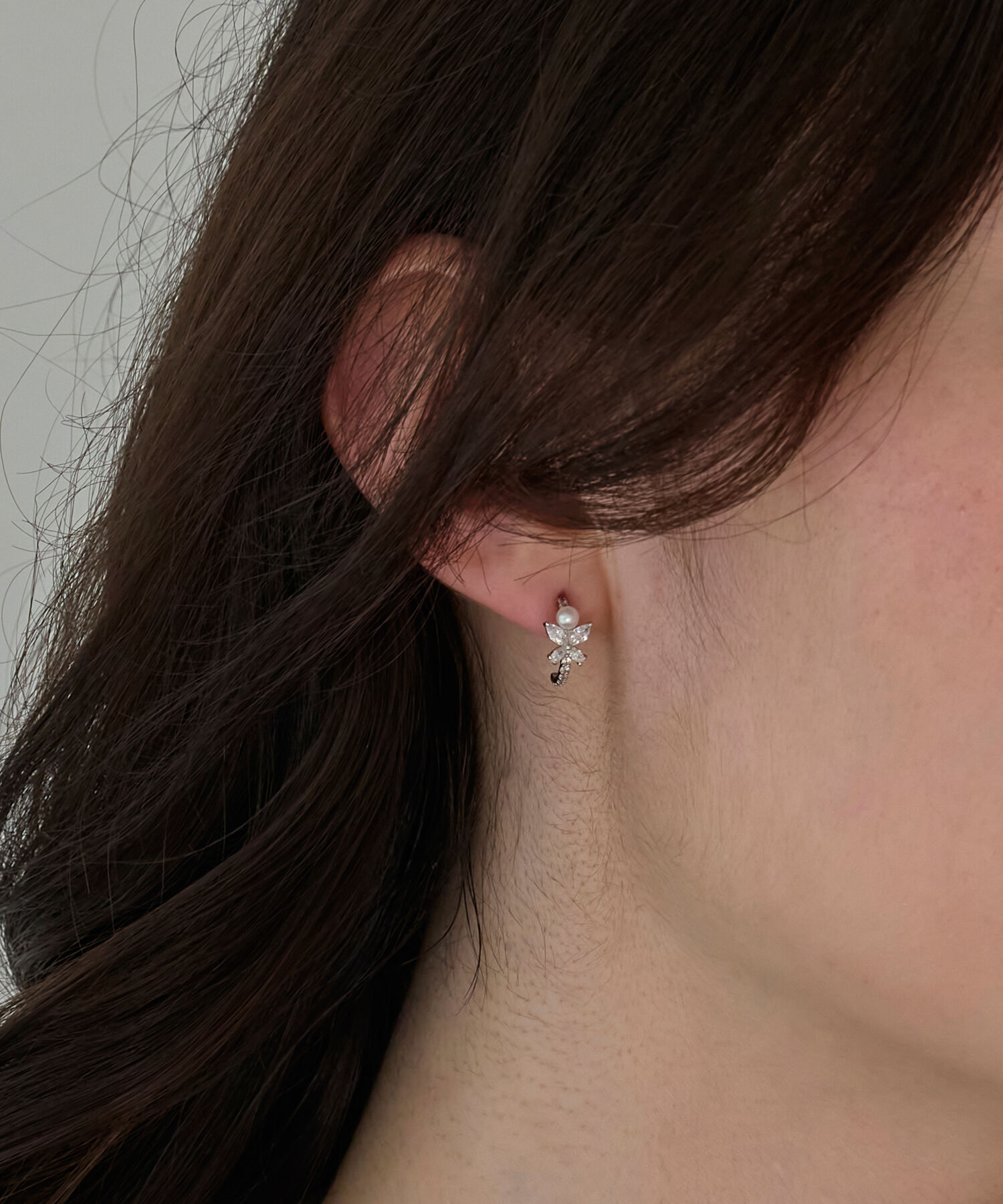 Phoebe「ロマンティックビジューバタフライフープピアス　シルバー」|ピアス|