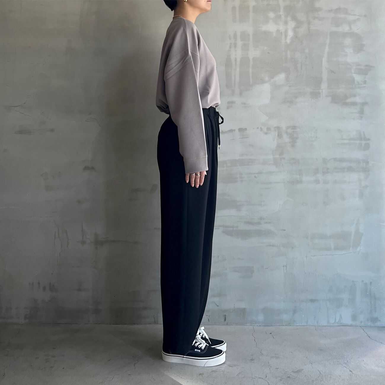 HELIOPOLE「HELIOPOLE BACK SATIN EASY TUCK PANTS」|チノ|