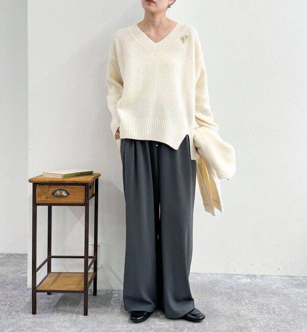 fredy emue「CASHMILE WOOL Vネックプルオーバー（ブローチ付き）」|ニット・セーター|