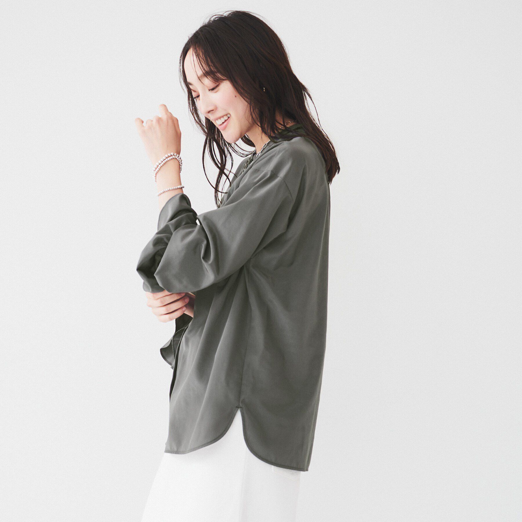 UNTITLED「【光沢感/フリル袖/前開き】バンドカラーギャザーブラウス」|シャツ・ブラウス|