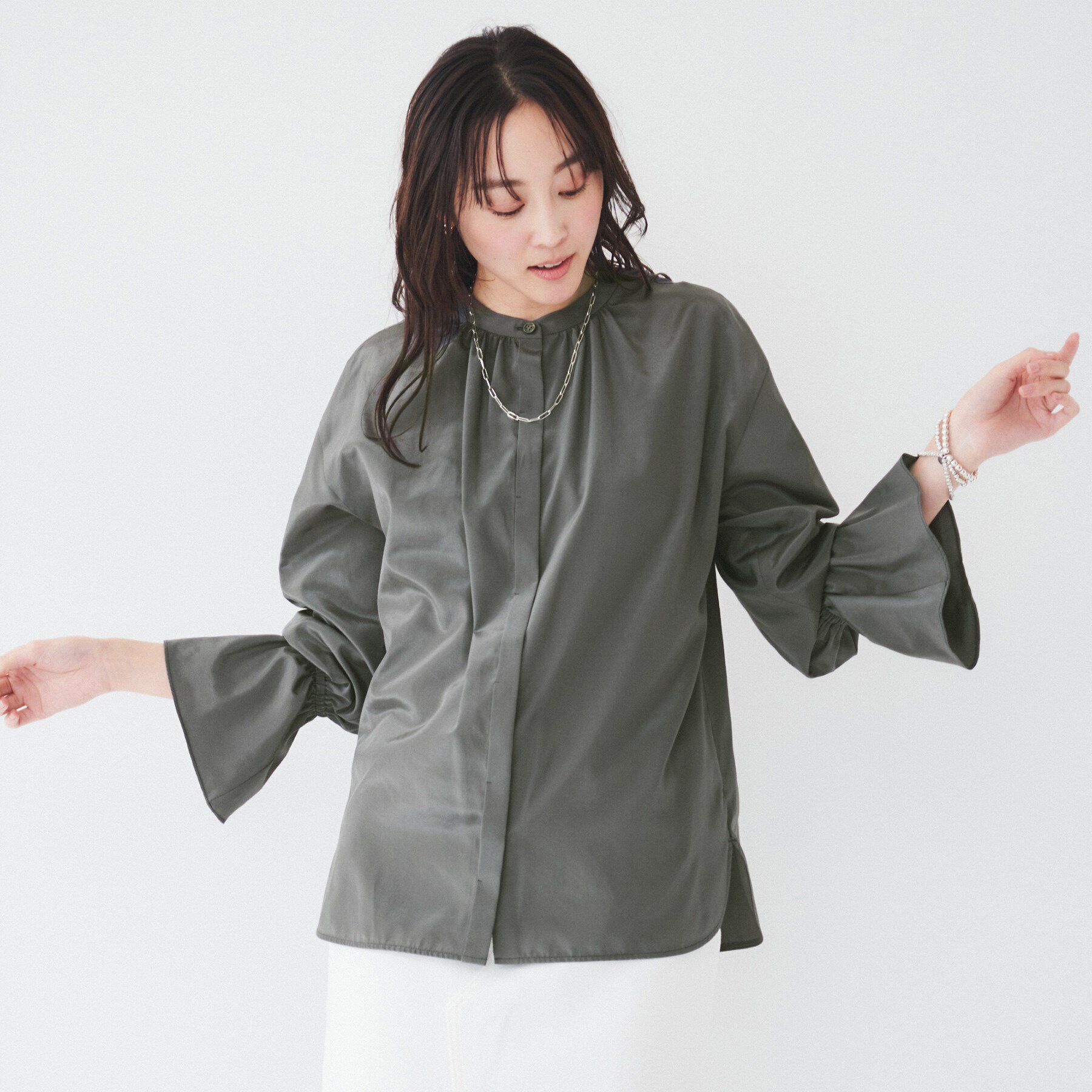 UNTITLED「【光沢感/フリル袖/前開き】バンドカラーギャザーブラウス」|シャツ・ブラウス|チャコールグレー(0