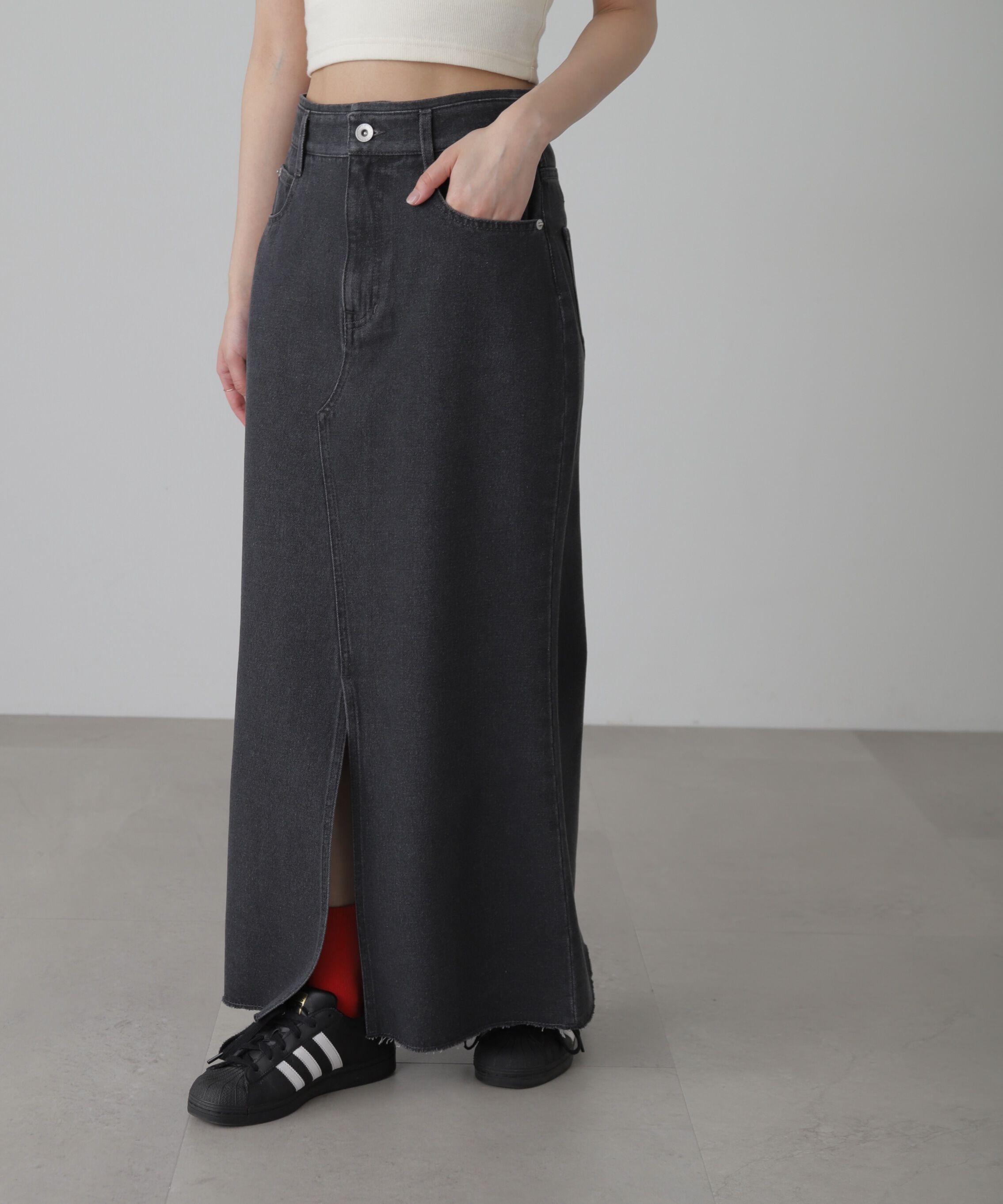  「フロントスリットナローデニムスカート」|スカート|ブラック1