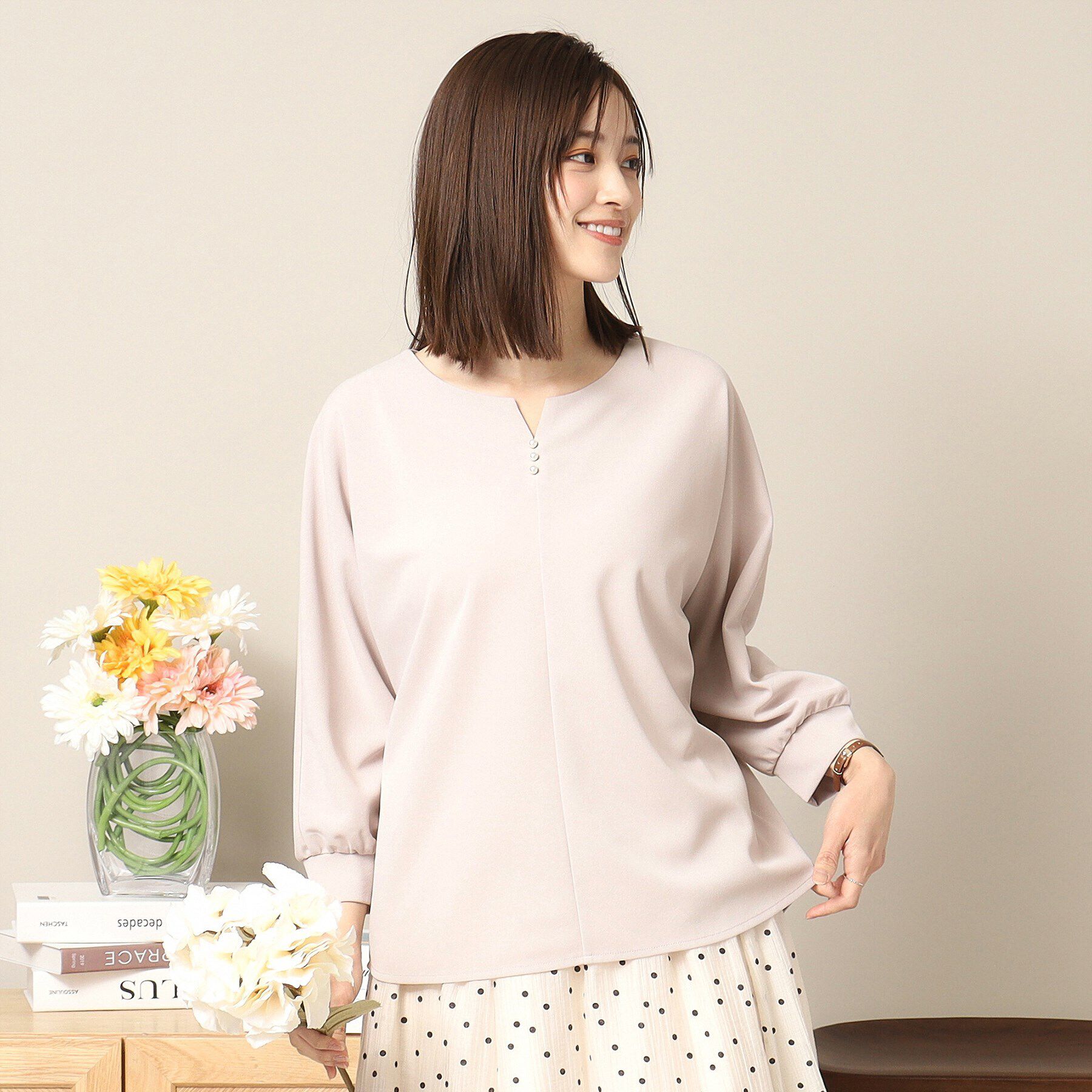 ITS&rsquo;DEMO「【通勤／手洗い可】カットジョーゼットキーネックプルオーバー」|シャツ・ブラウス|グレージュ(050)