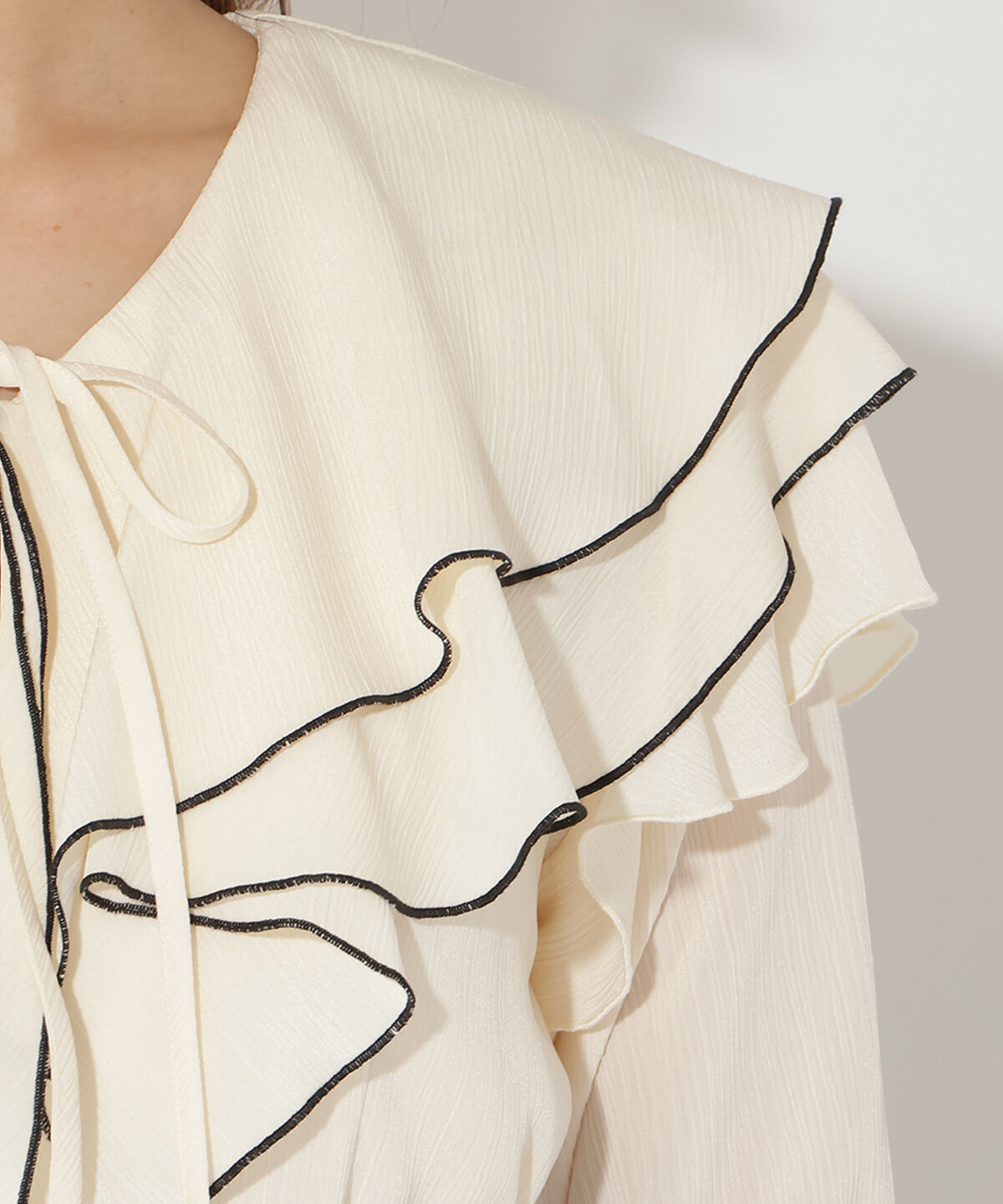 アンドクチュール「ラッフルハーフスリーブブラウス」|シャツ・ブラウス|