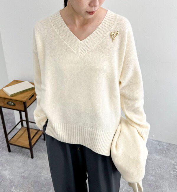 fredy emue「CASHMILE WOOL Vネックプルオーバー（ブローチ付き）」|ニット・セーター|