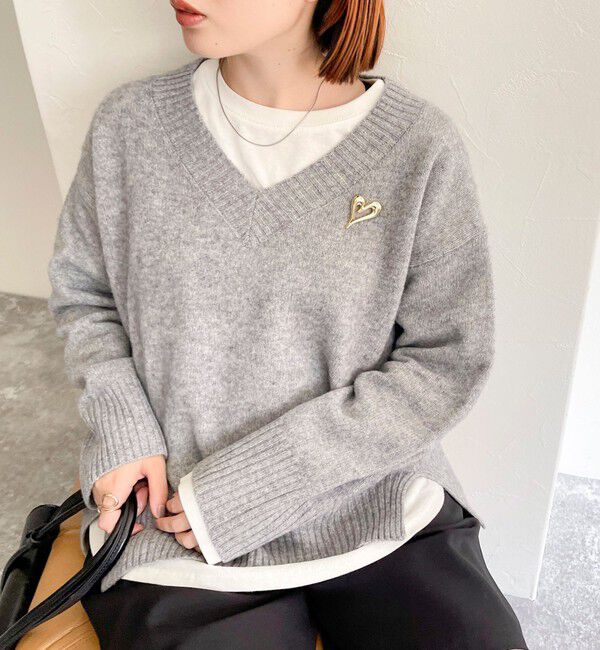 fredy emue「CASHMILE WOOL Vネックプルオーバー（ブローチ付き）」|ニット・セーター|