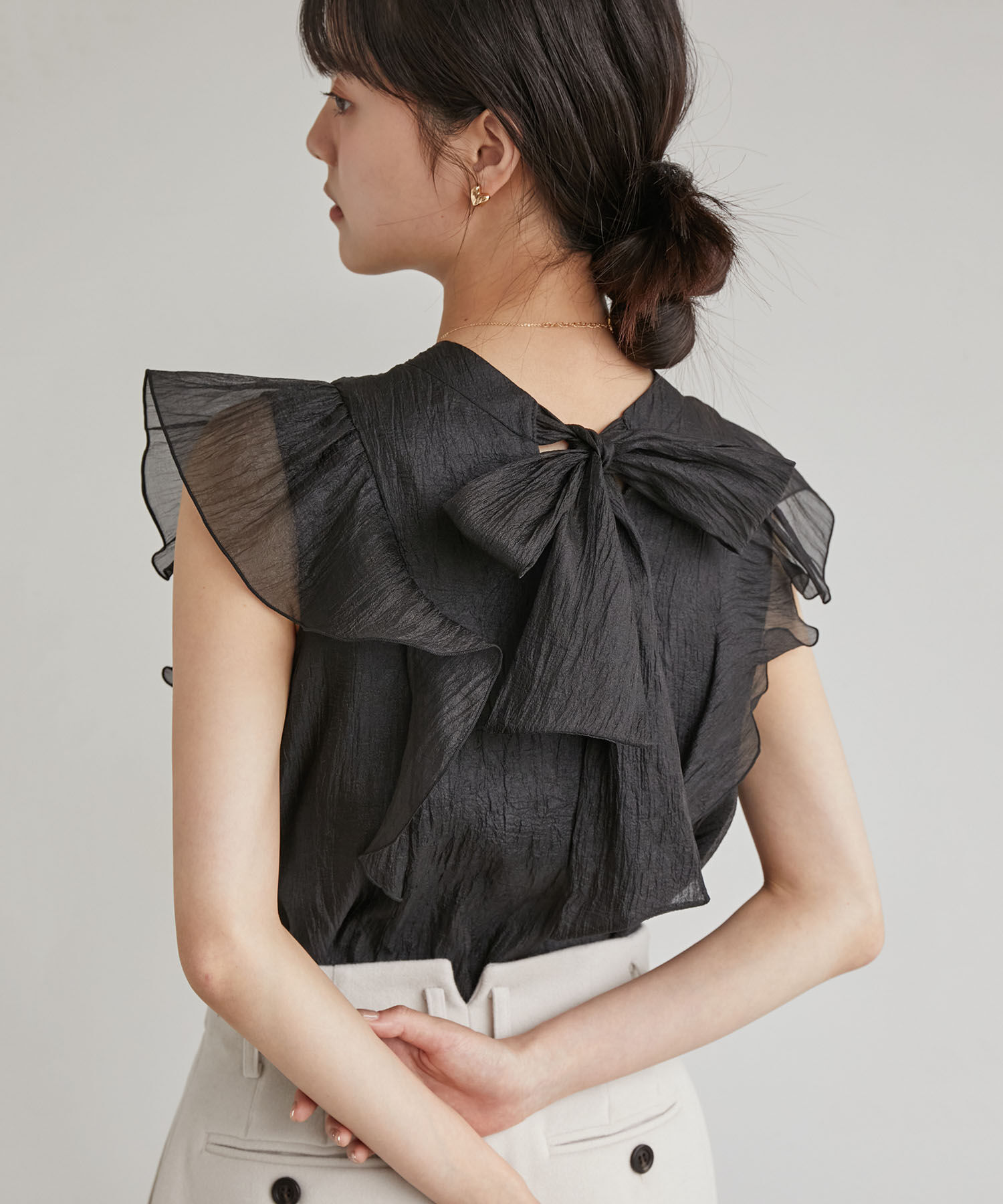 VIS「【新色追加】シャイニーボウタイフリルブラウス【前後2WAY】【洗える】」|シャツ・ブラウス|ブラック(01)