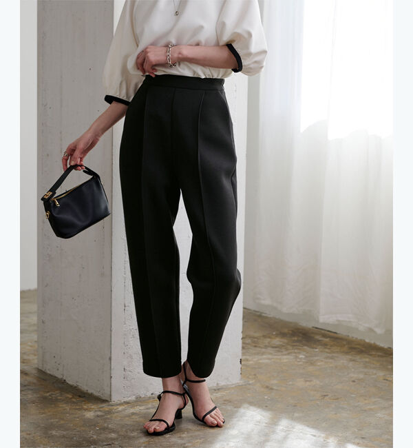 ur's「【井川沙耶香さんコラボアイテム】ダンボールコクーンパンツ」|スラックス|