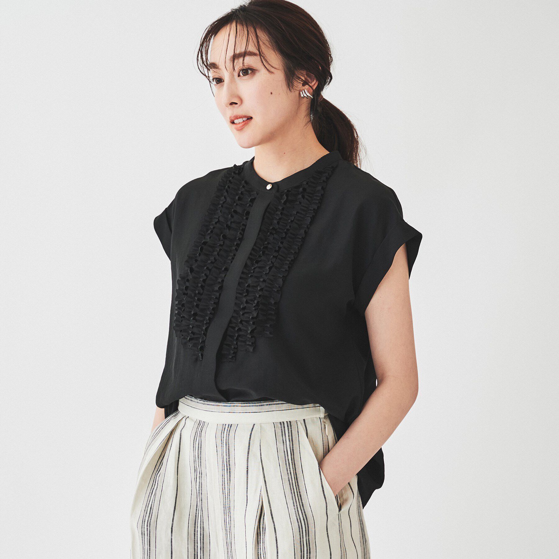 UNTITLED「【華やか／夏ブラウス】半袖フリルブラウス」|シャツ・ブラウス|