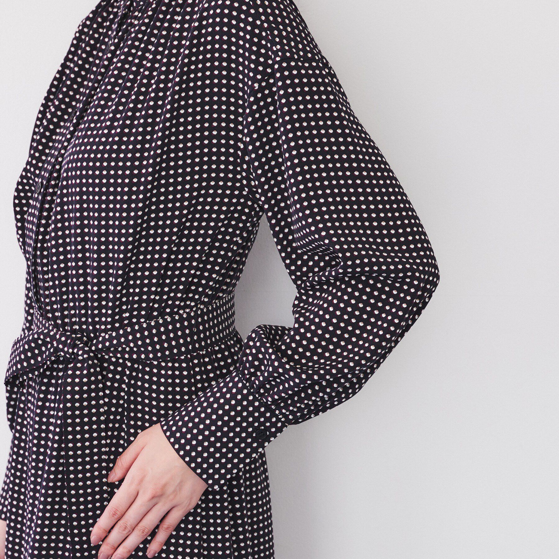 UNTITLED「【前開きボタン/ウエストゴム/ベルト付】変形ドット柄ワンピース」|ワンピース|