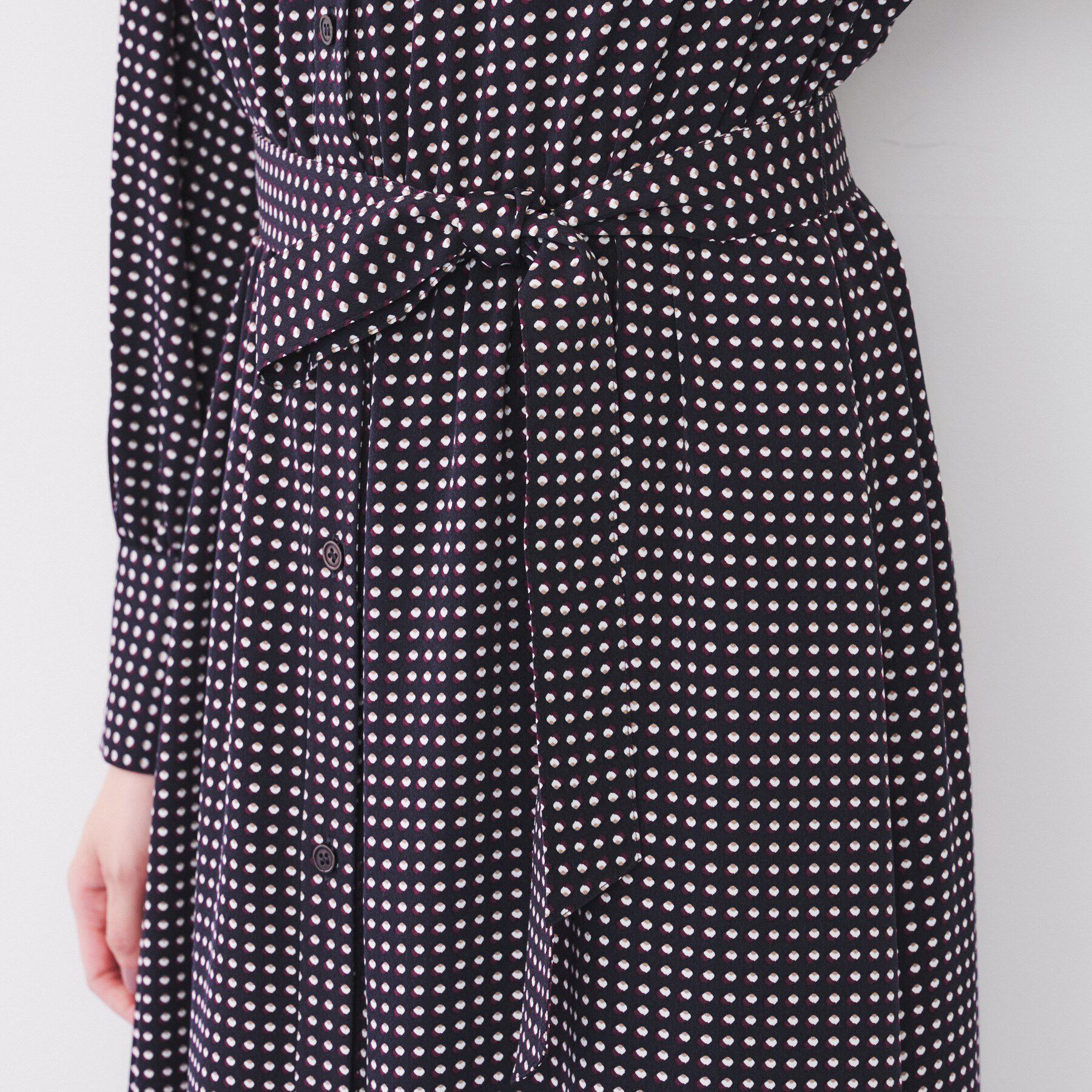 UNTITLED「【前開きボタン/ウエストゴム/ベルト付】変形ドット柄ワンピース」|ワンピース|