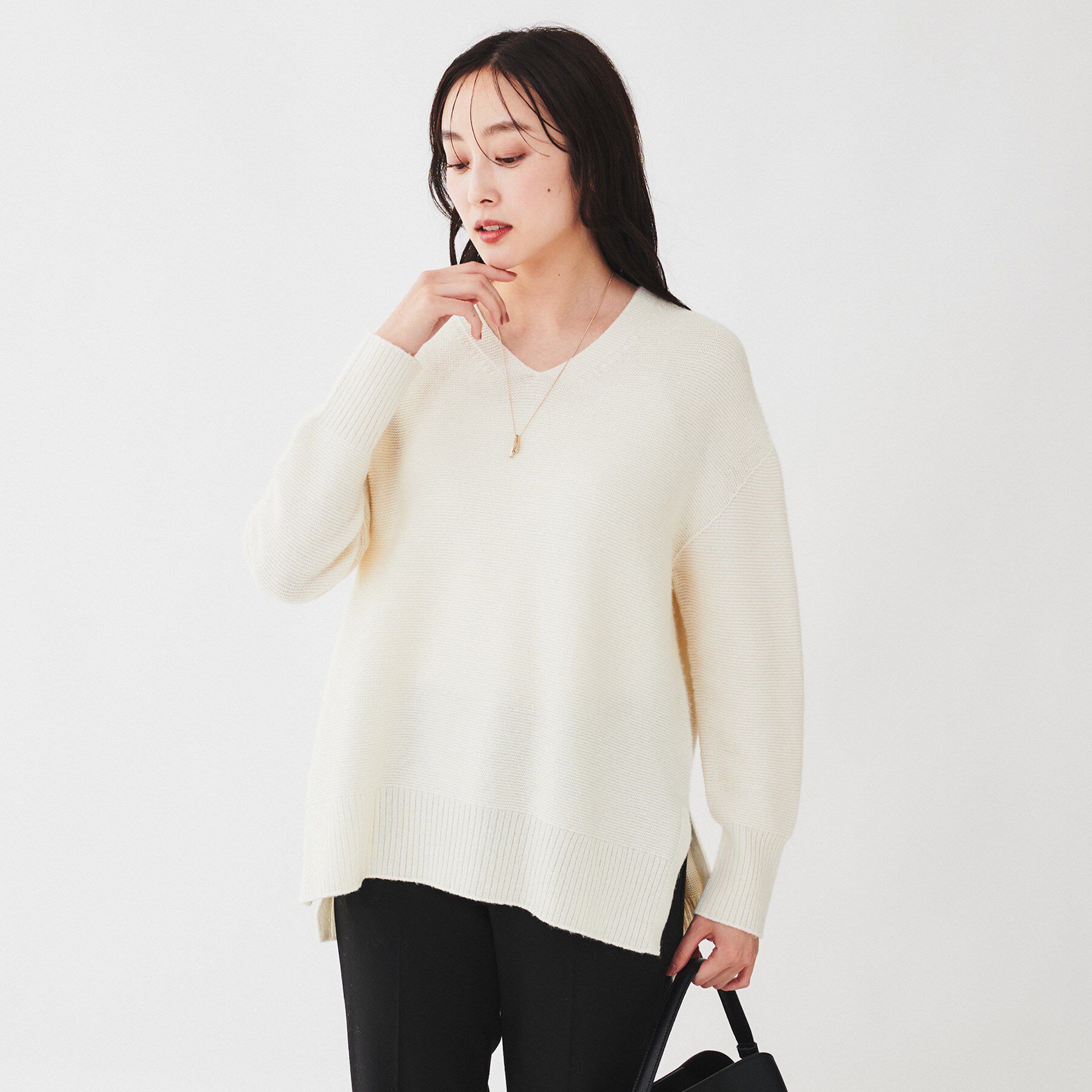 UNTITLED「【体型カバー/日本製/洗える】ウールシルクカシミヤミックス Vネックプルオーバーニット」|ニット・セーター|オフホワイト(003