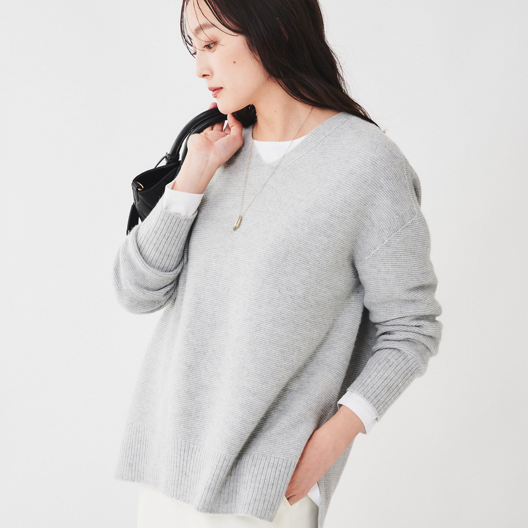 UNTITLED「【体型カバー/日本製/洗える】ウールシルクカシミヤミックス Vネックプルオーバーニット」|ニット・セーター|ライトグレー(011
