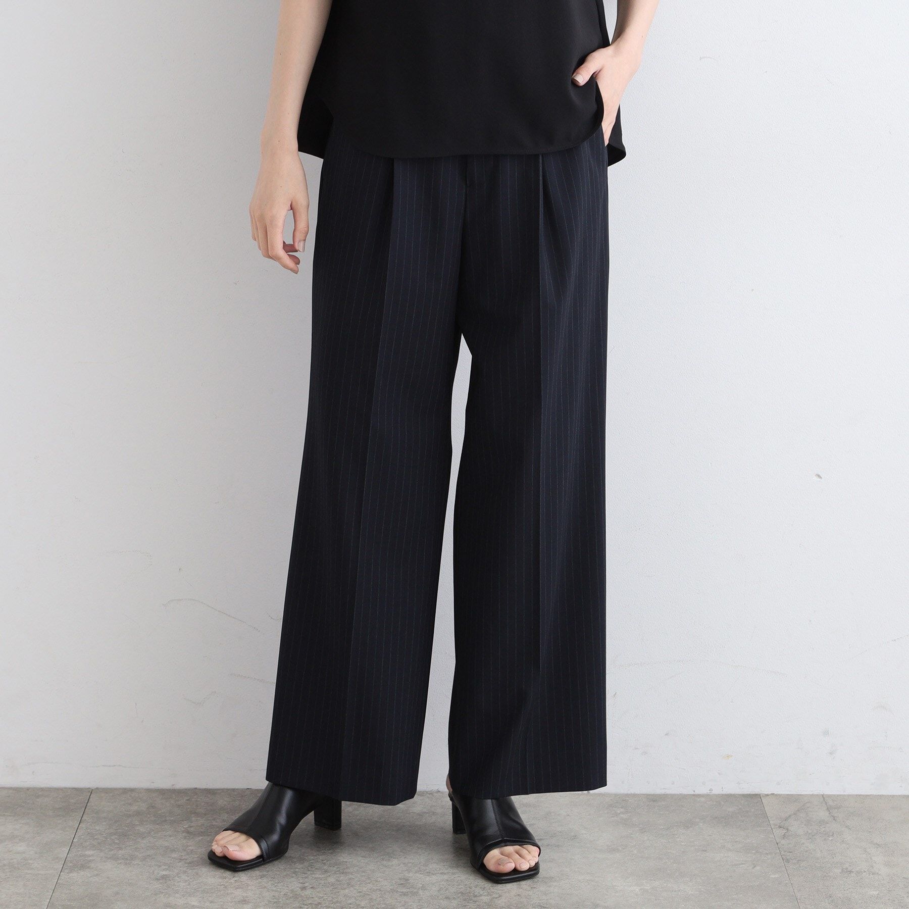 INDIVI「【洗える／ストレッチ】トレンド素材タックワイドパンツ」|その他|ネイビー(294)