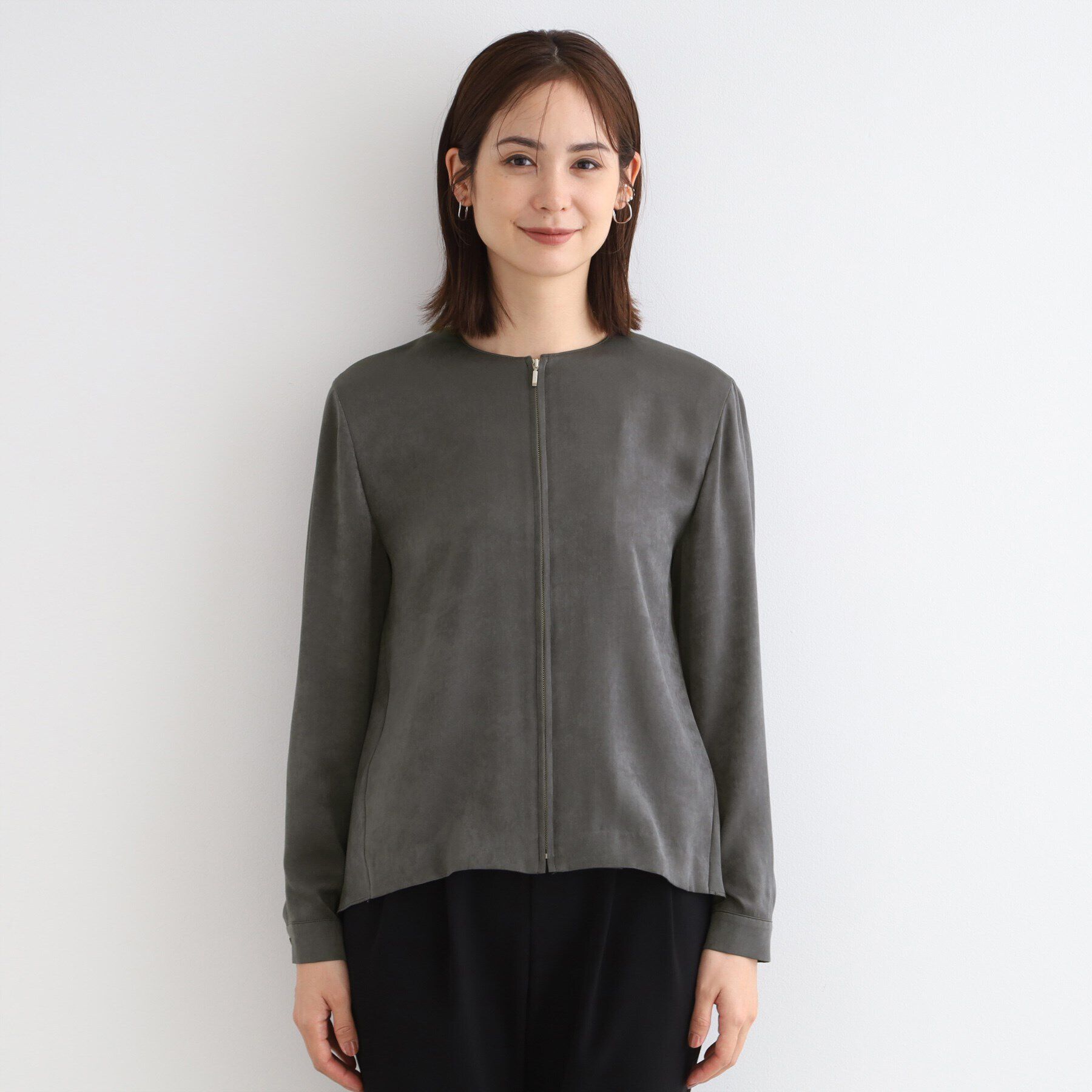 INDIVI「【洗える／UVケア】スエード調サテンジップブラウス」|シャツ・ブラウス|