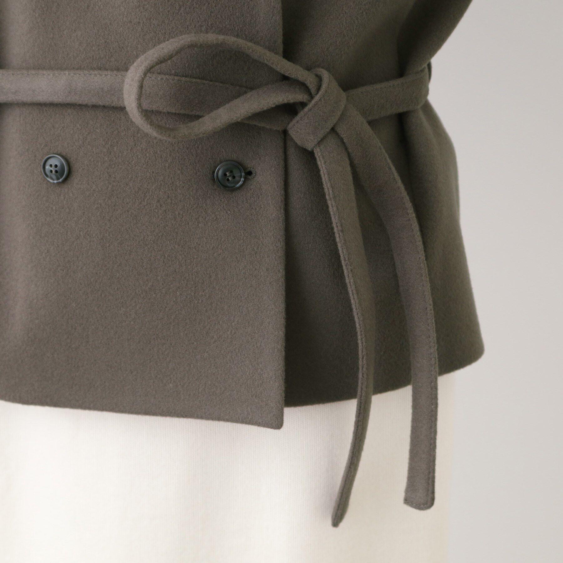 INDIVI「【日本製】ベルト付フォルムショートコート」|ピーコート|