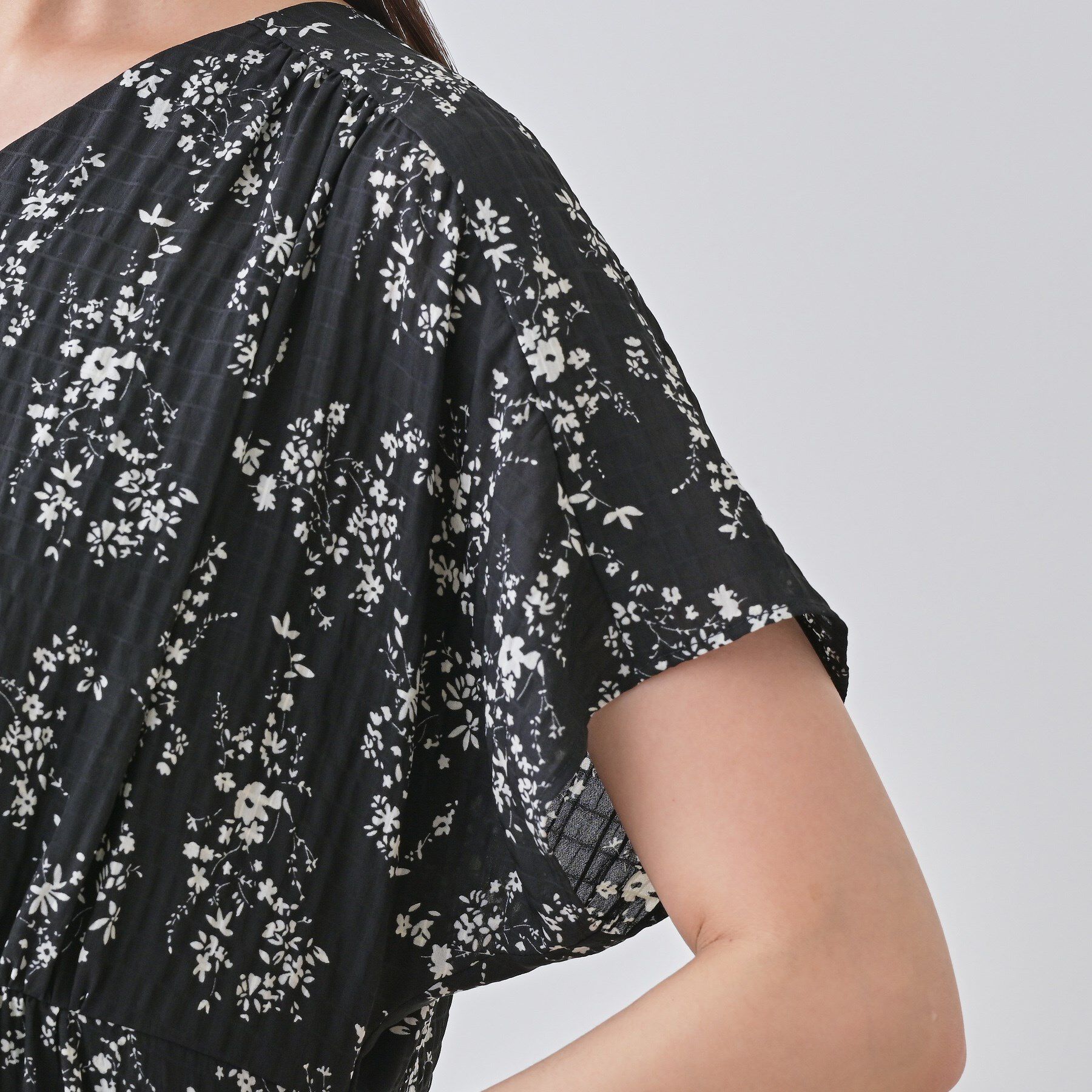 INDIVI「【モノトーン小花柄】フィット＆フレア エアリーワンピース」|ワンピース|