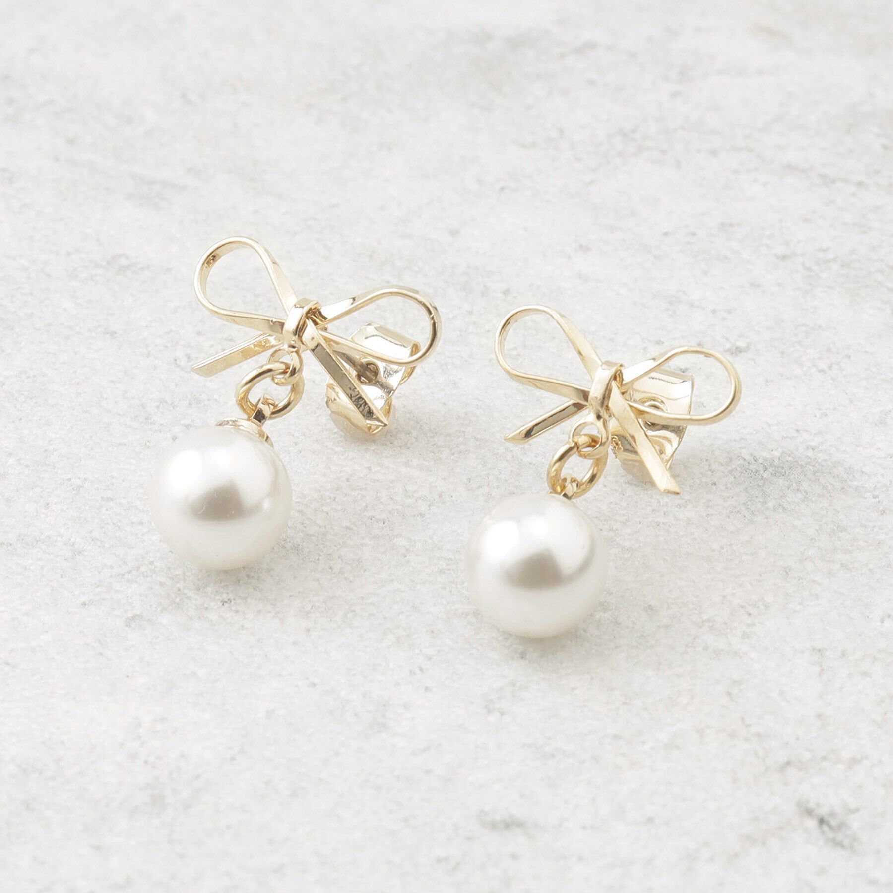 OPAQUE.CLIP「リボンフェイクパールピアス」|ピアス|ゴールド(007)