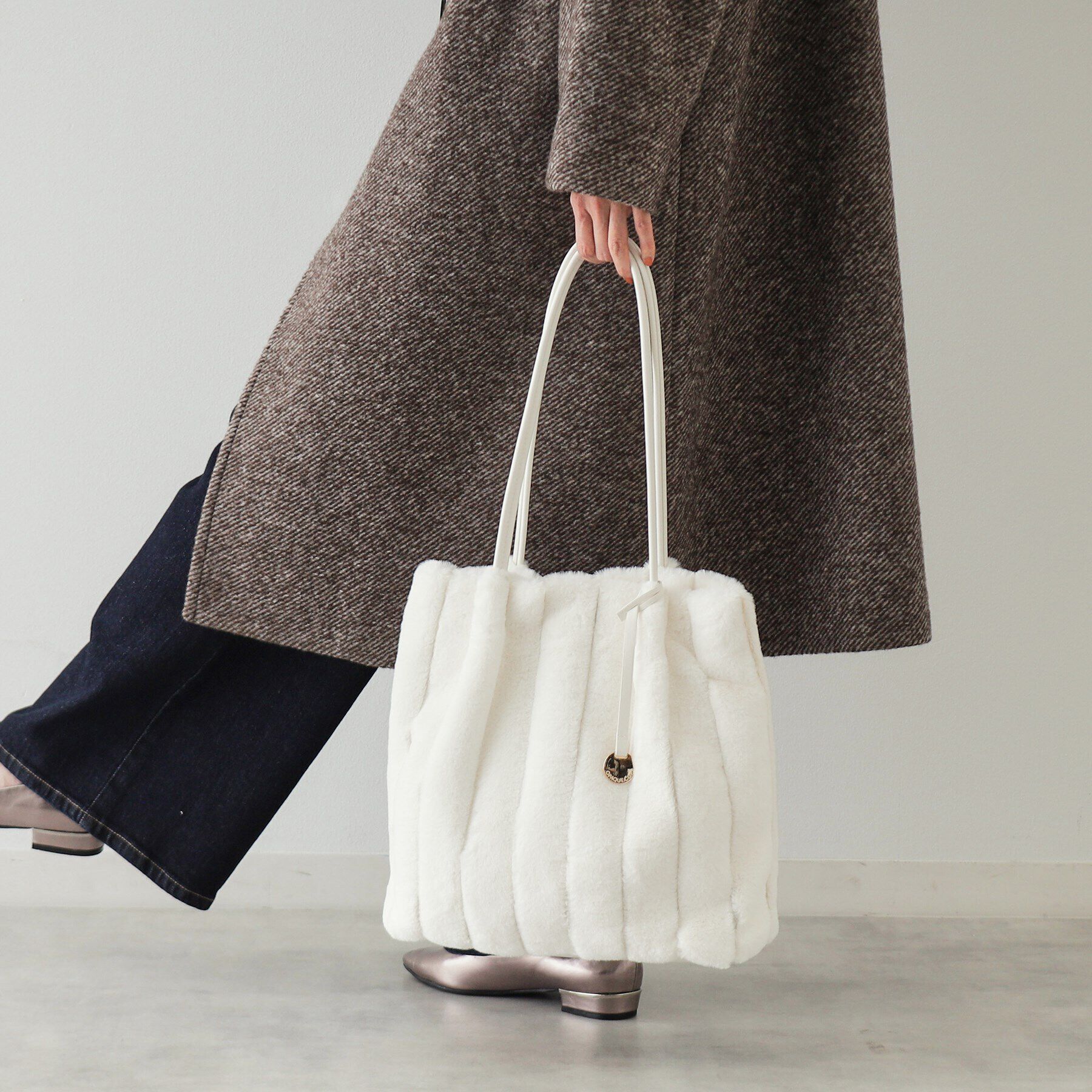 OPAQUE.CLIP「【A4サイズ対応/マチ付き】ストライプフェイクファートートバッグ」|ショルダー・メッセンジャー|