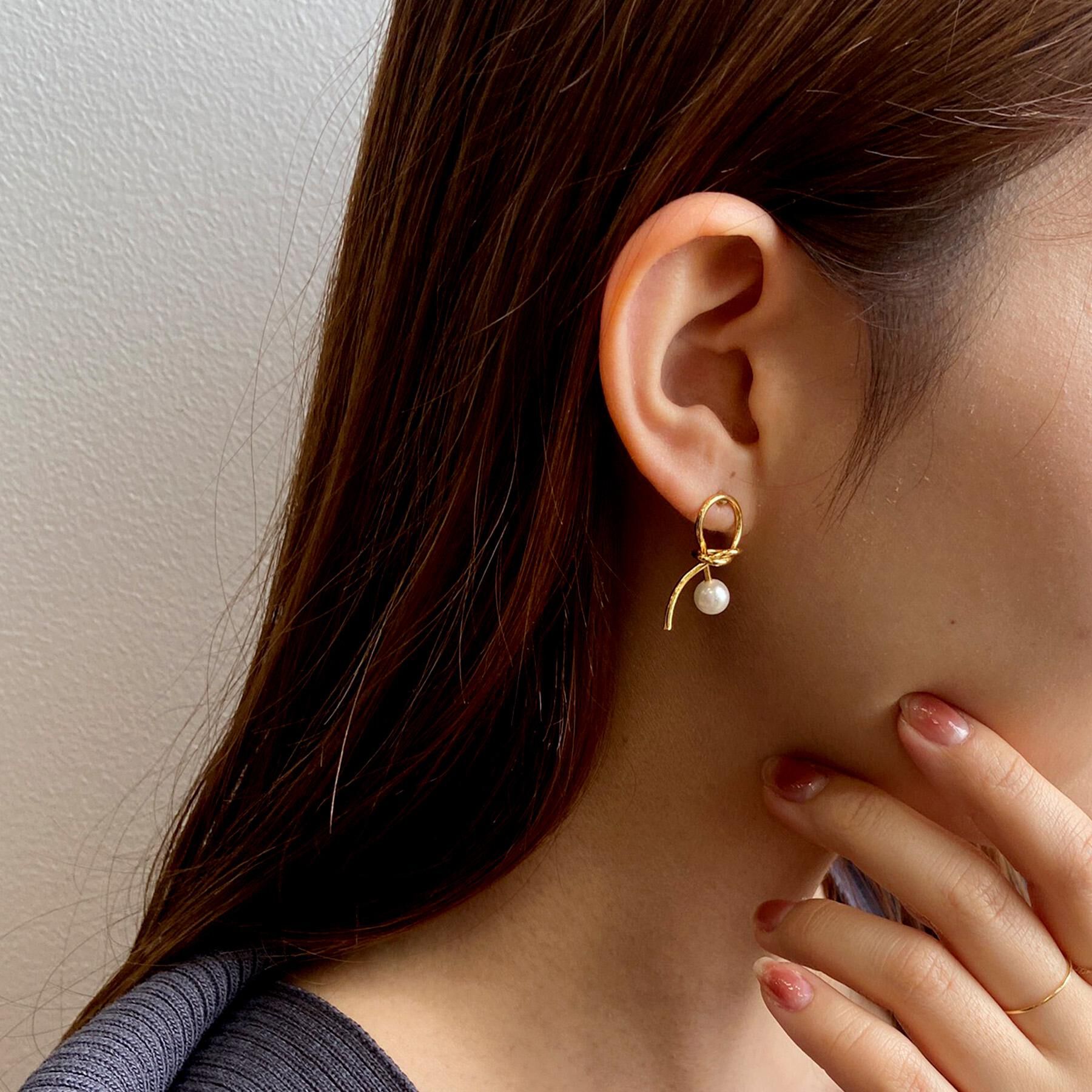 OPAQUE.CLIP「ねじりメタル&times;フェイクパールピアス」|ピアス|