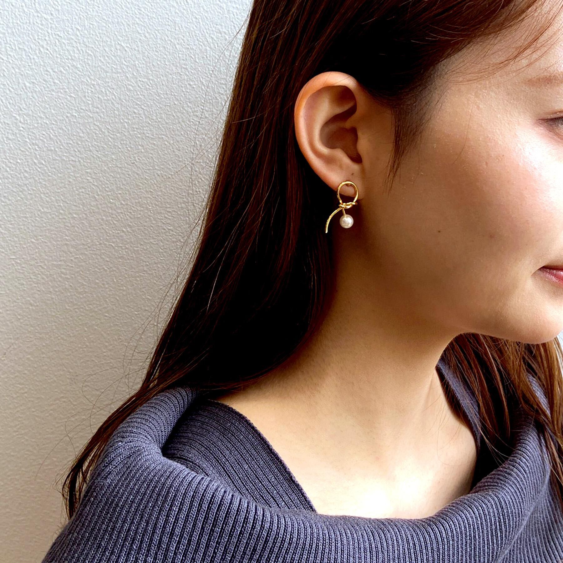 OPAQUE.CLIP「ねじりメタル&times;フェイクパールピアス」|ピアス|