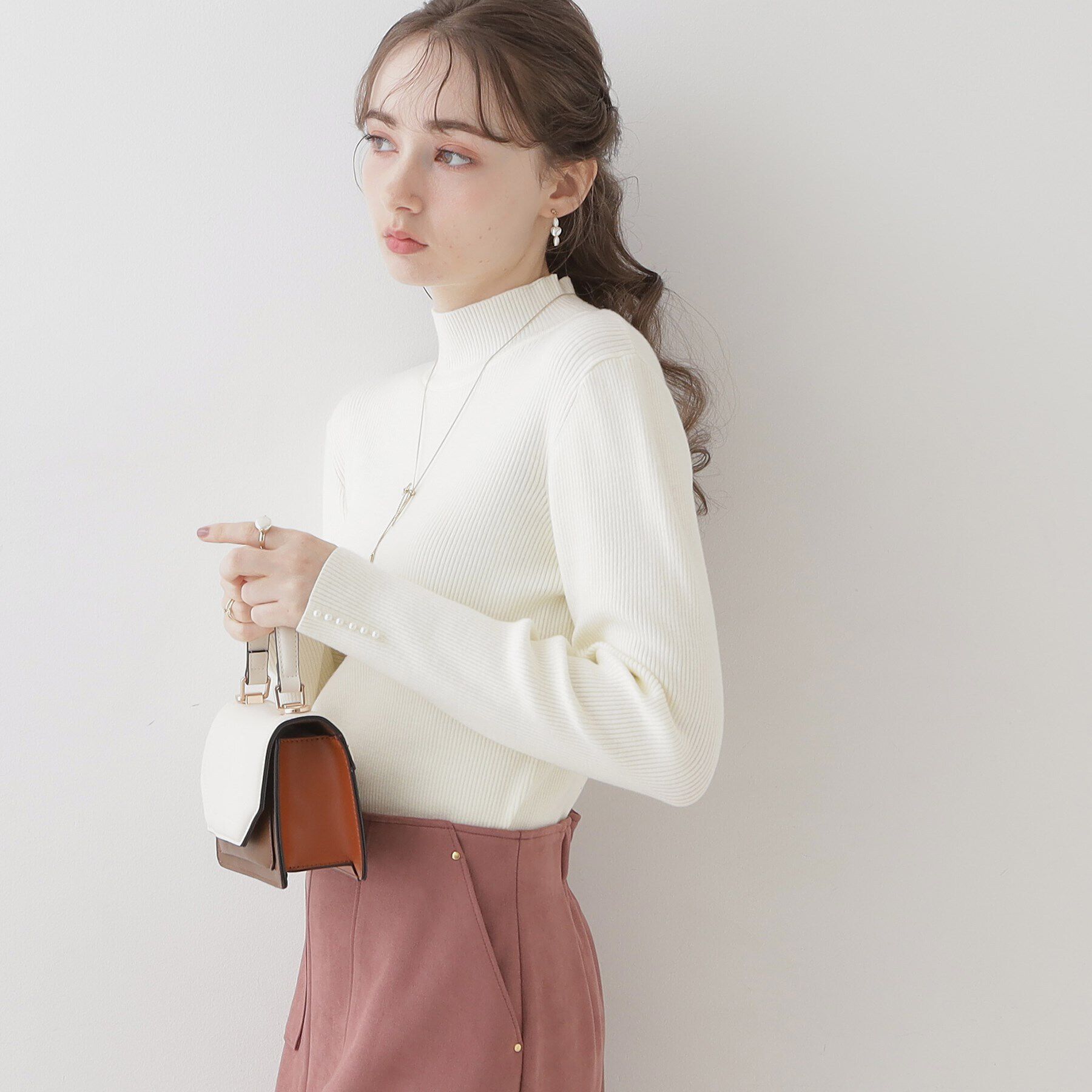 Couture broach「【柔らかなタッチ・吸湿発熱・帯電防止機能付き】サスティナブルフェイクパールリブニット」|ニット・セーター|