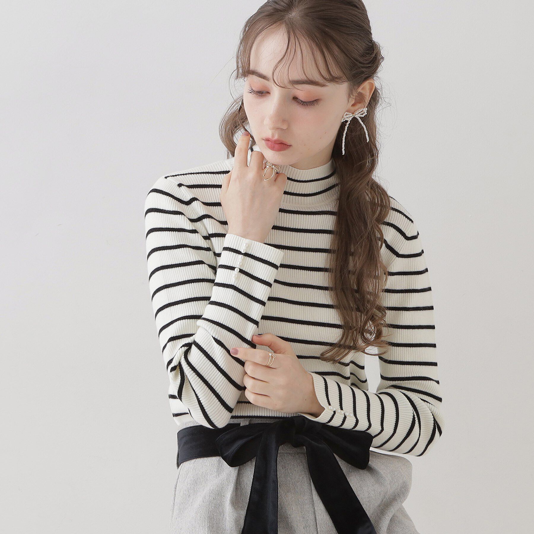 Couture broach「【柔らかなタッチ・吸湿発熱・帯電防止機能付き】サスティナブルフェイクパールリブニット」|ニット・セーター|ｵﾌﾎﾜｲﾄ(303)