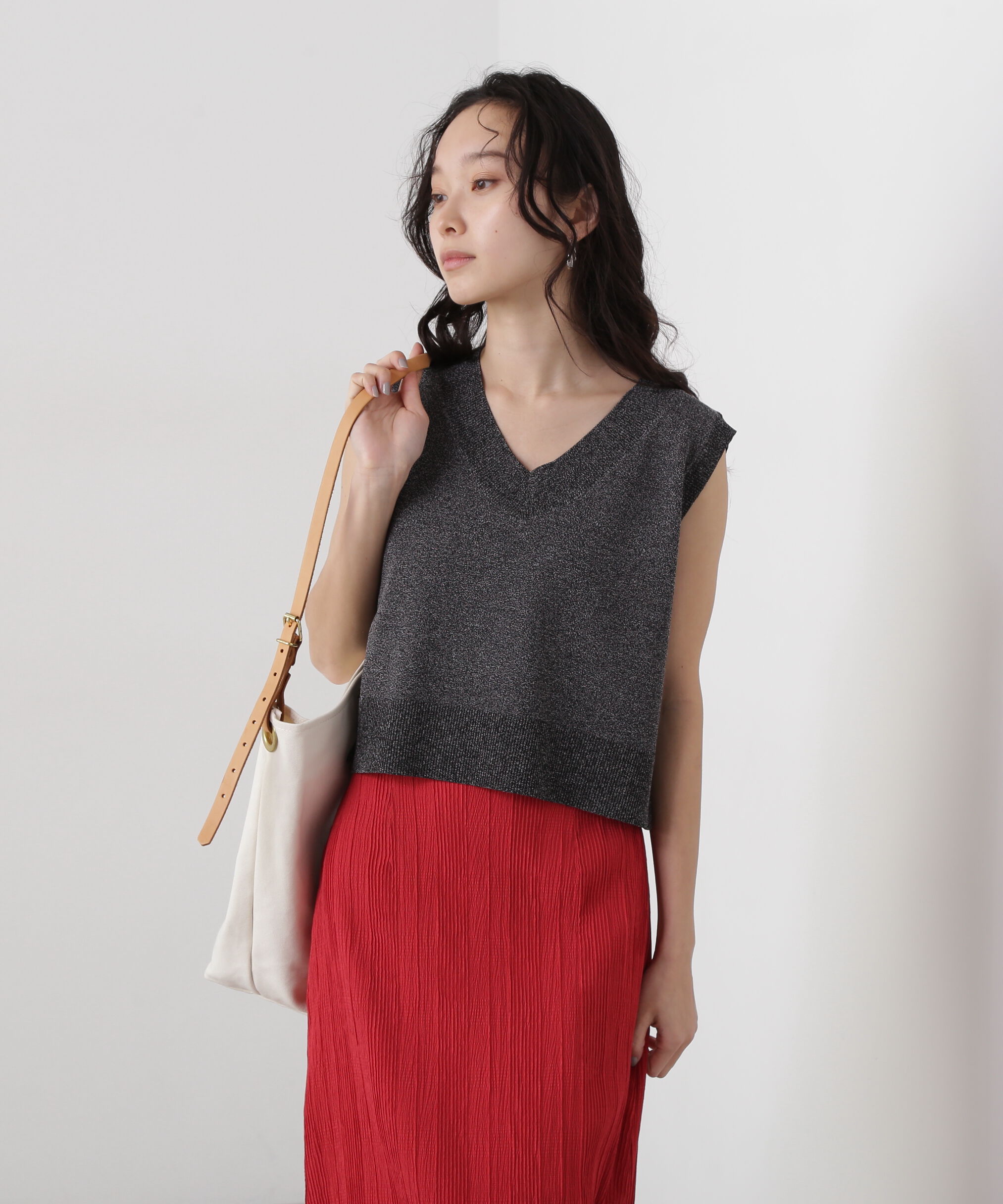  「Vネックショートベスト」|ニット・セーター|ブラック2