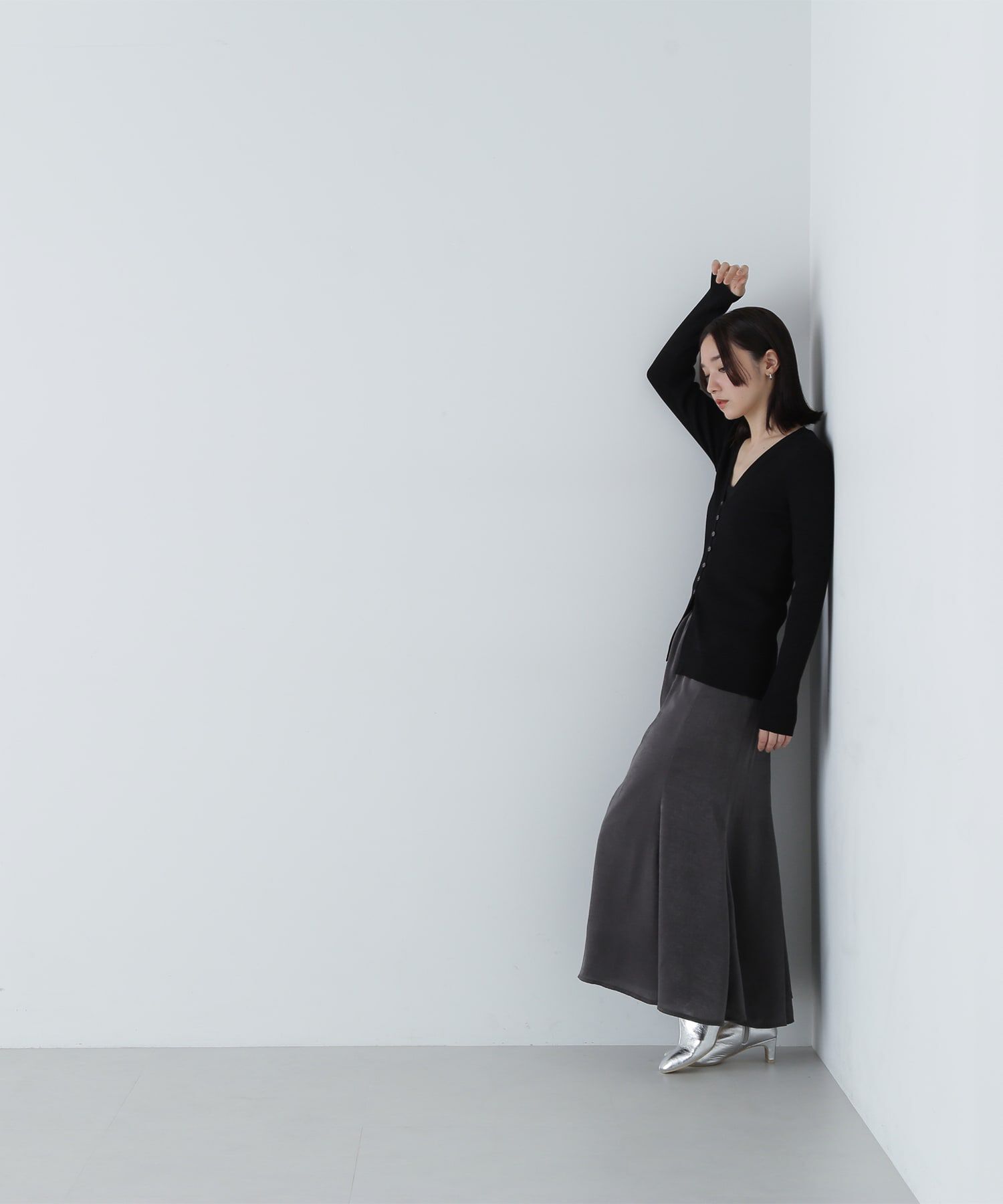  「ピーチタッチサテンフレアスカート」|スカート|チャコール1